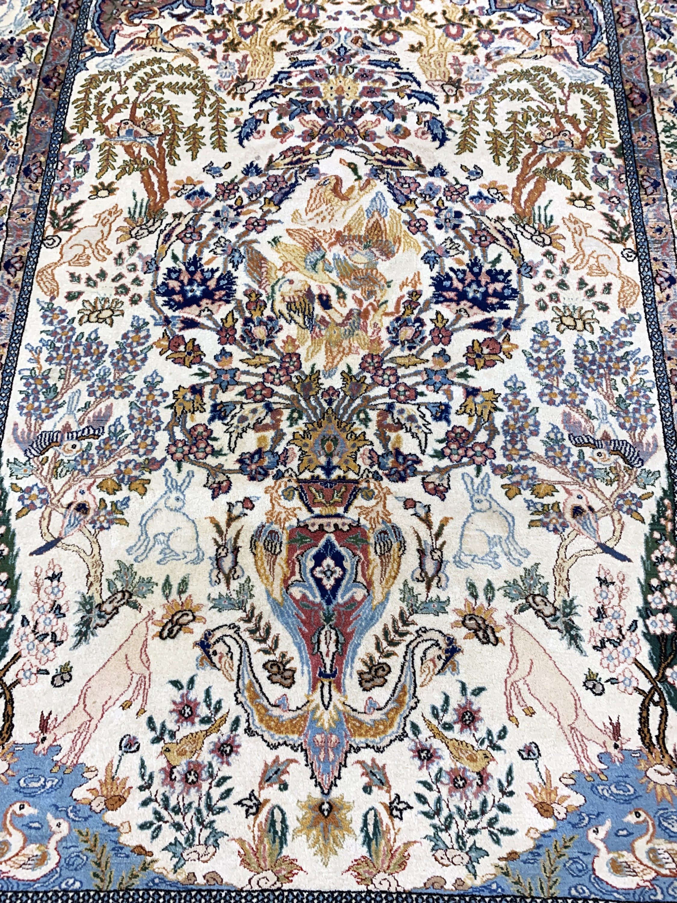 Detail c: Esfahan fein alt, Persien, Mitte 20.Jhd, Korkwolle auf Seide, ca. 160 x 110 cm, ca. 1,0Mio. Kn/qm, EHZ: 2(Fransen erneuert).