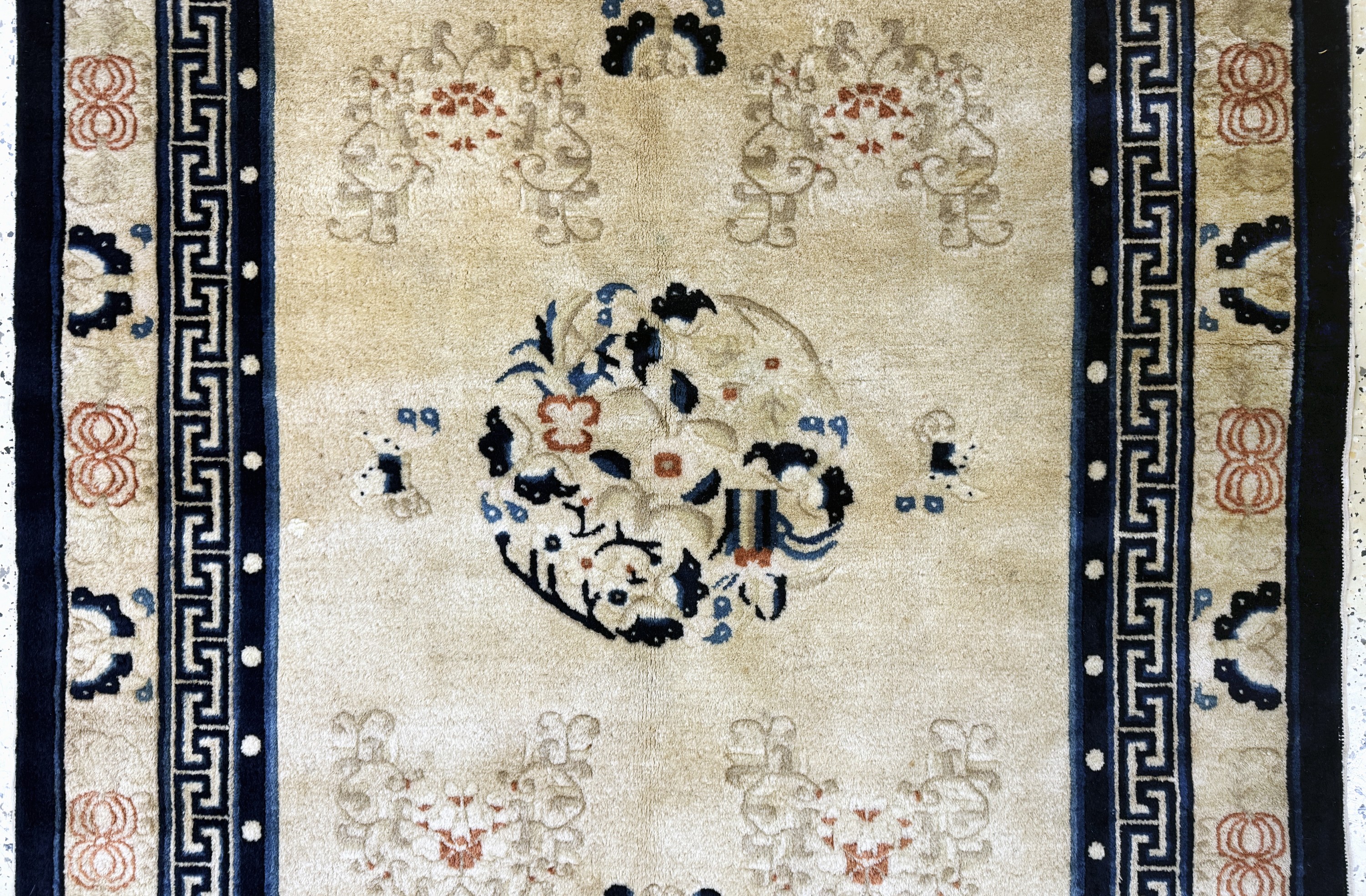 Detail b: Peking alt, China, Mitte 20.Jhd, Wolle auf Baumwolle, ca. 213 x 128 cm, gereinigt, EHZ: 2