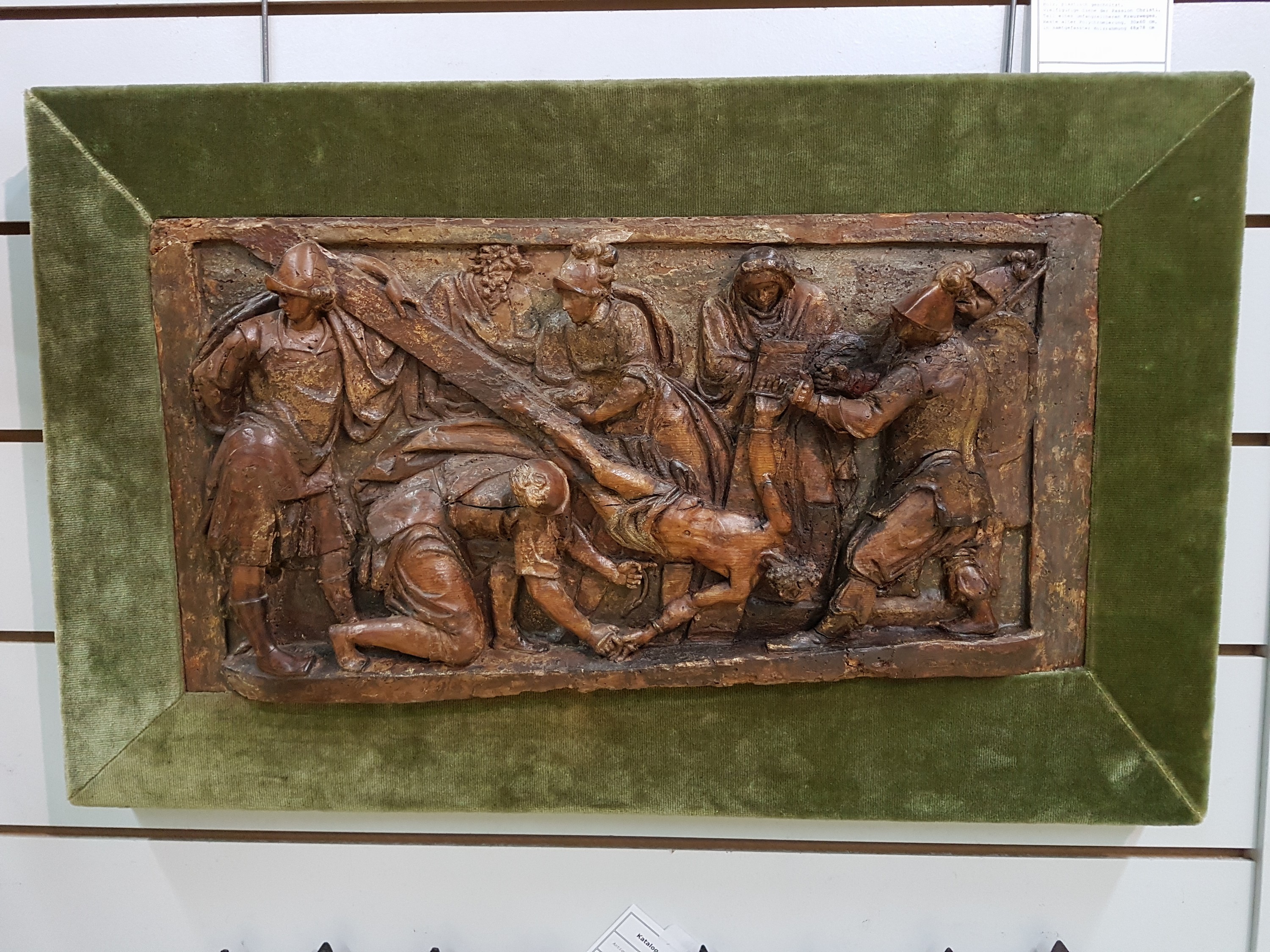 Detail a: Bildschnitzerei, Jesus wird ans Kreuz genagelt, wohl Italien, 17./18.Jh., Holz, plastisch geschnitzt, vielfigurige Szene der Passion Christi, Teil ...