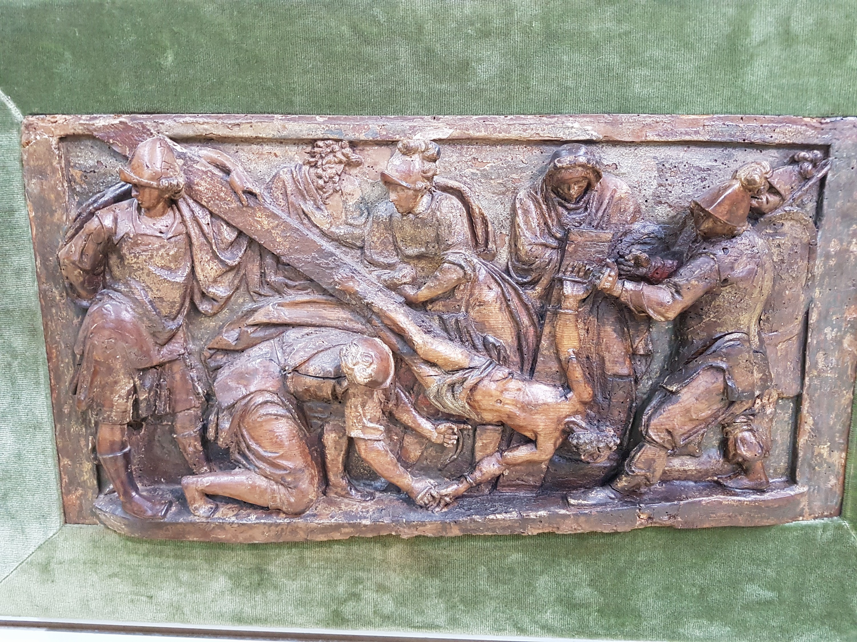 Detail b: Bildschnitzerei, Jesus wird ans Kreuz genagelt, wohl Italien, 17./18.Jh., Holz, plastisch geschnitzt, vielfigurige Szene der Passion Christi, Teil ...