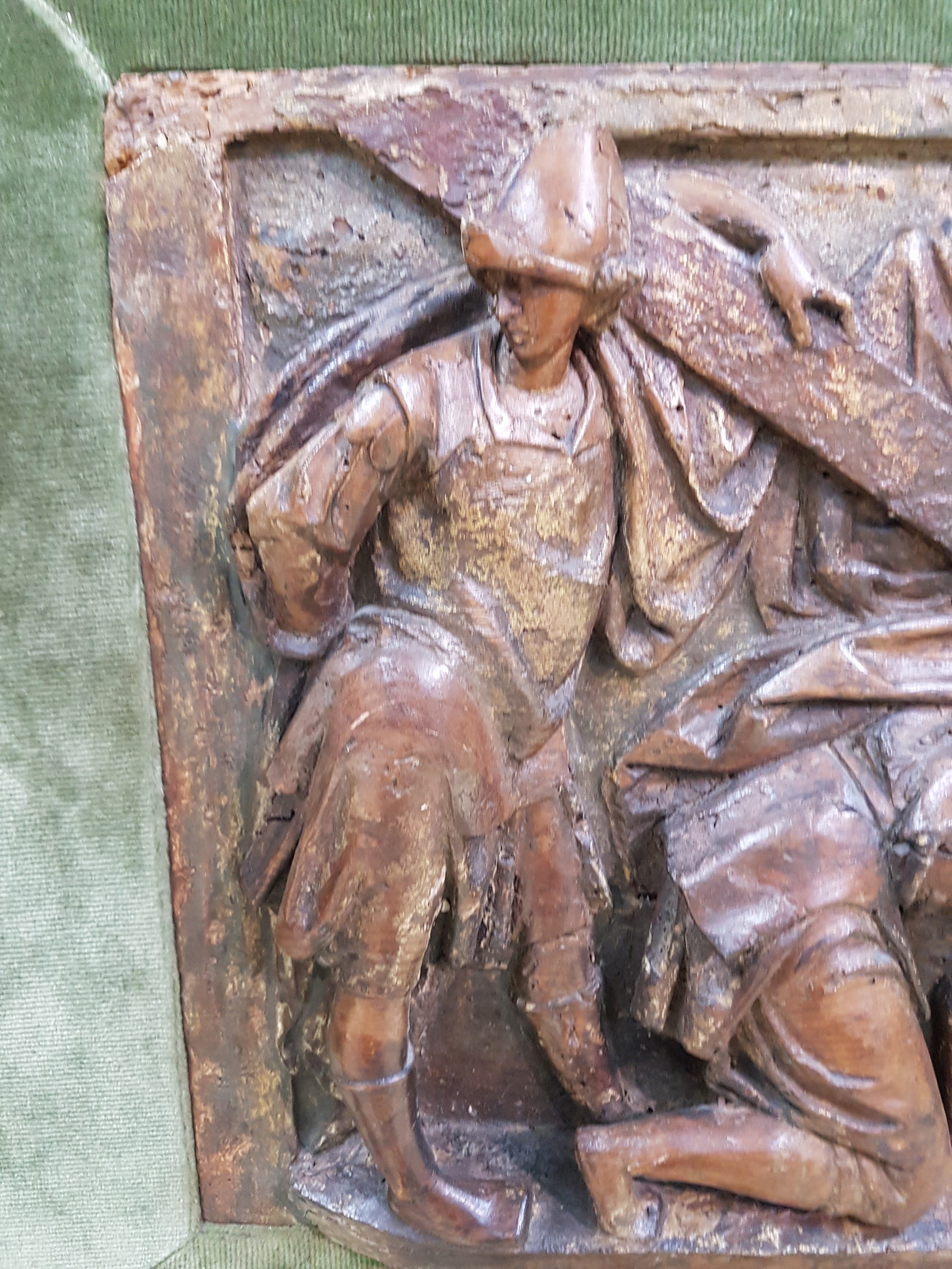 Detail c: Bildschnitzerei, Jesus wird ans Kreuz genagelt, wohl Italien, 17./18.Jh., Holz, plastisch geschnitzt, vielfigurige Szene der Passion Christi, Teil ...