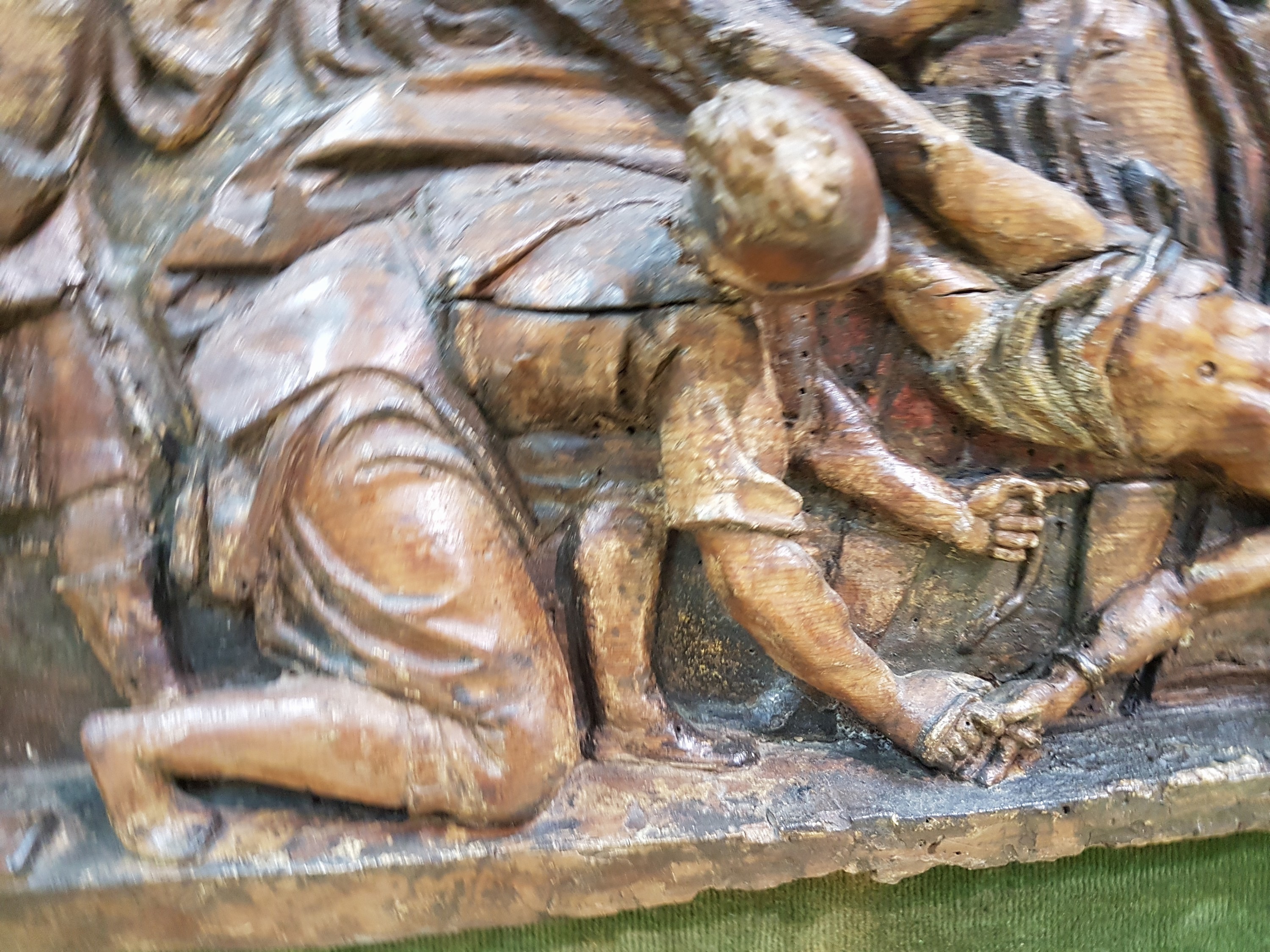 Detail d: Bildschnitzerei, Jesus wird ans Kreuz genagelt, wohl Italien, 17./18.Jh., Holz, plastisch geschnitzt, vielfigurige Szene der Passion Christi, Teil ...