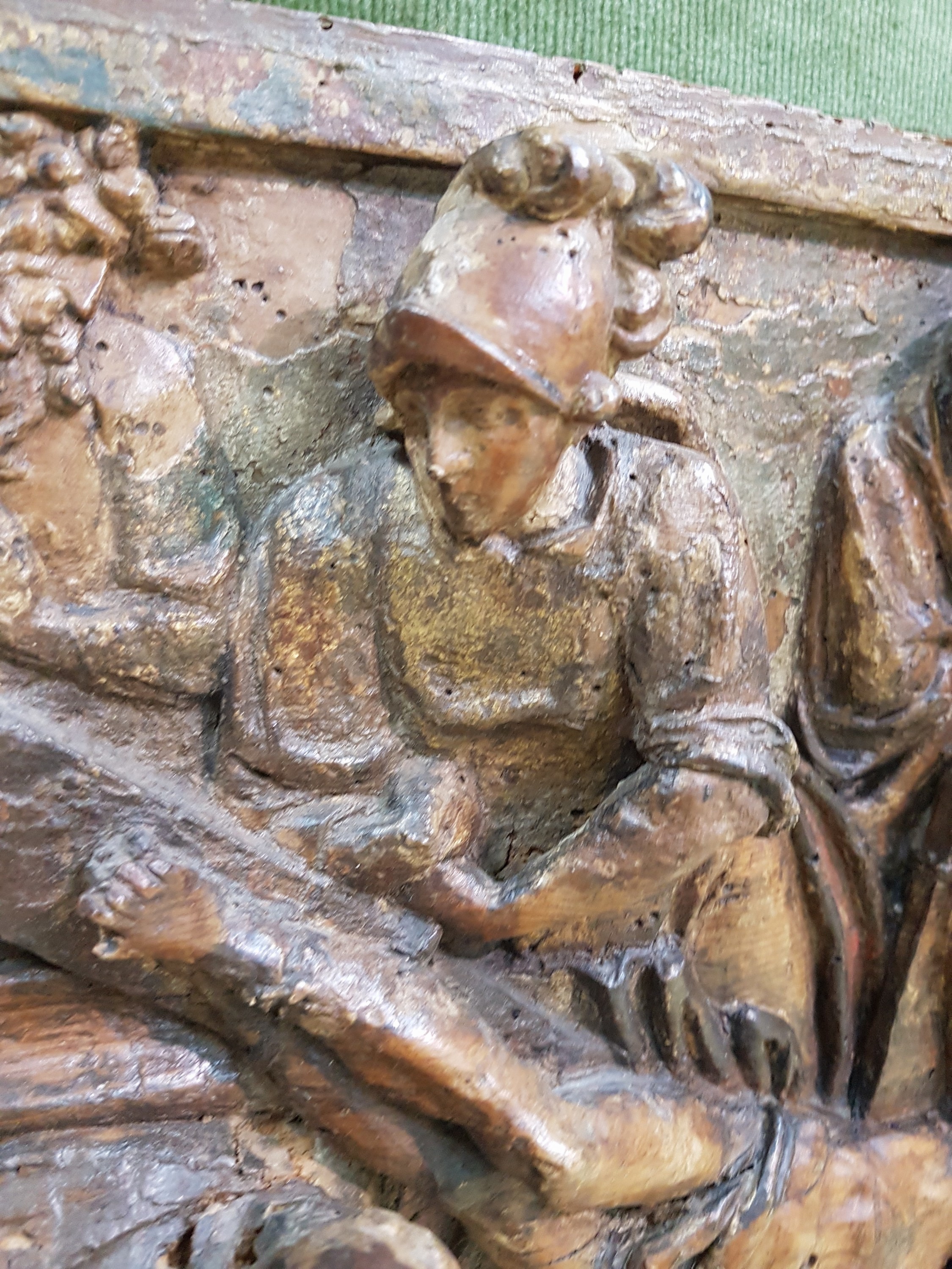 Detail e: Bildschnitzerei, Jesus wird ans Kreuz genagelt, wohl Italien, 17./18.Jh., Holz, plastisch geschnitzt, vielfigurige Szene der Passion Christi, Teil ...