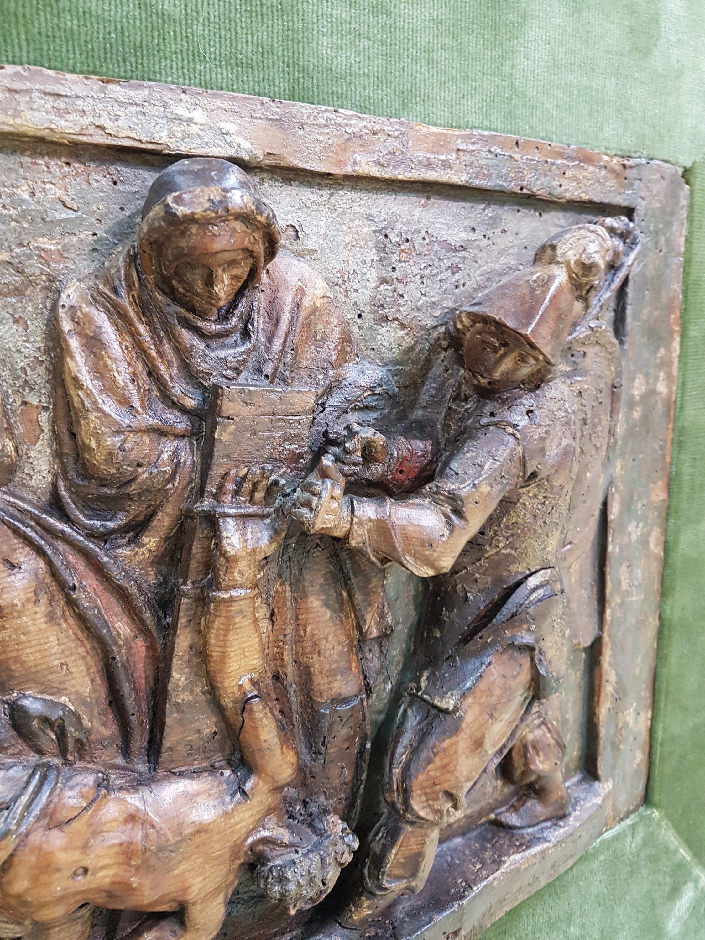 Detail f: Bildschnitzerei, Jesus wird ans Kreuz genagelt, wohl Italien, 17./18.Jh., Holz, plastisch geschnitzt, vielfigurige Szene der Passion Christi, Teil ...