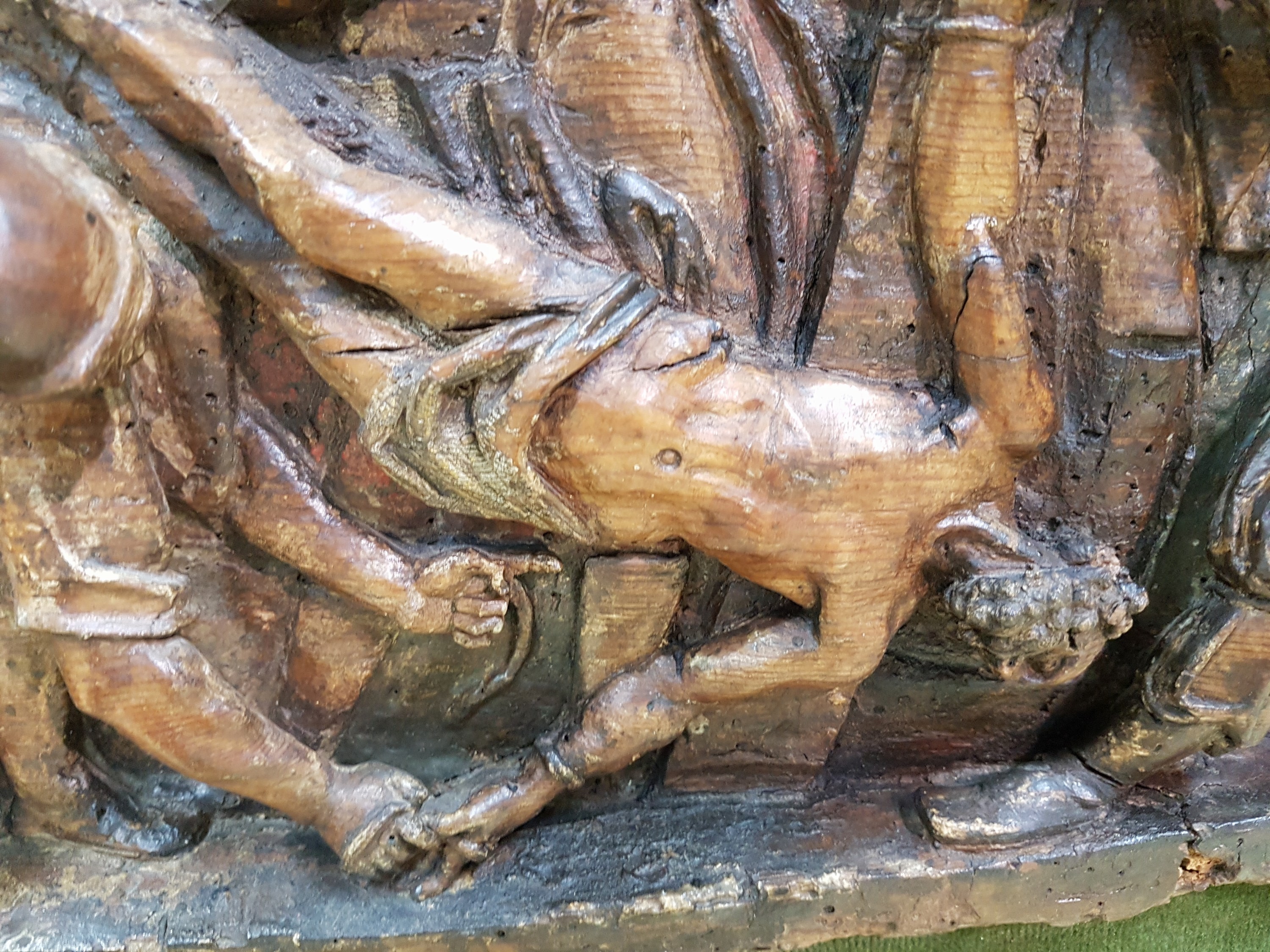 Detail g: Bildschnitzerei, Jesus wird ans Kreuz genagelt, wohl Italien, 17./18.Jh., Holz, plastisch geschnitzt, vielfigurige Szene der Passion Christi, Teil ...