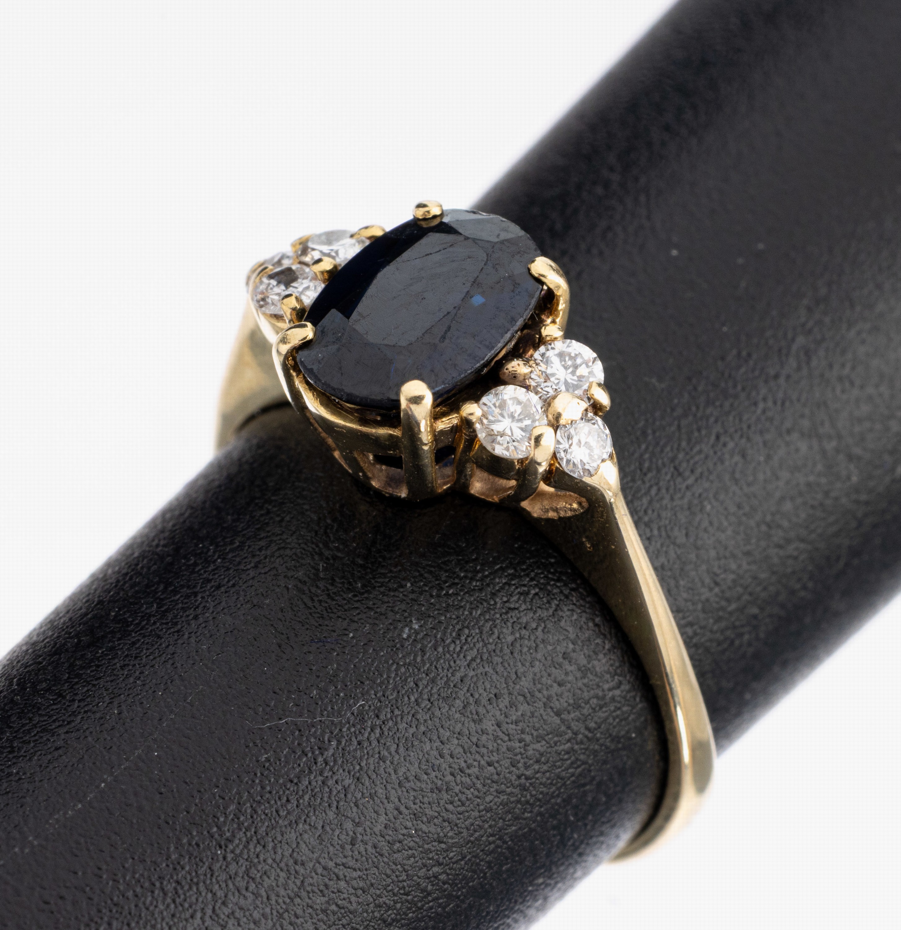 14 kt Gold Saphir-Brillant-Ring, GG 585/000, ovalfacett. Saphir ca. 1.24 ct, 6 Brillanten zus. ca. 0.16 ct Weiß/si, ca. 2.0 g, RW 48, Zertifikat ...