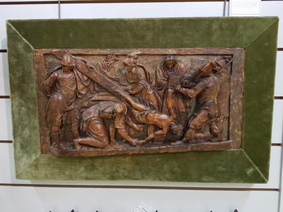 26980348a - Bildschnitzerei, Jesus wird ans Kreuz genagelt, wohl Italien, 17./18.Jh., Holz, ...