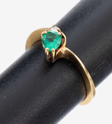 Image 26980372 - 18 kt Gold Smaragd-Brillant-Ring, GG 750/000, facett. Smaragd-Tropfen ca. 0.30 ct, ...