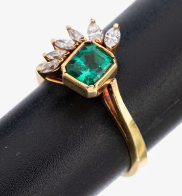 Image 26980373 - 18 kt Gold Smaragd-Diamant-Ring, GG 750/000, Smaragd im Treppenschliff ca. 1.0 ct,6 ...