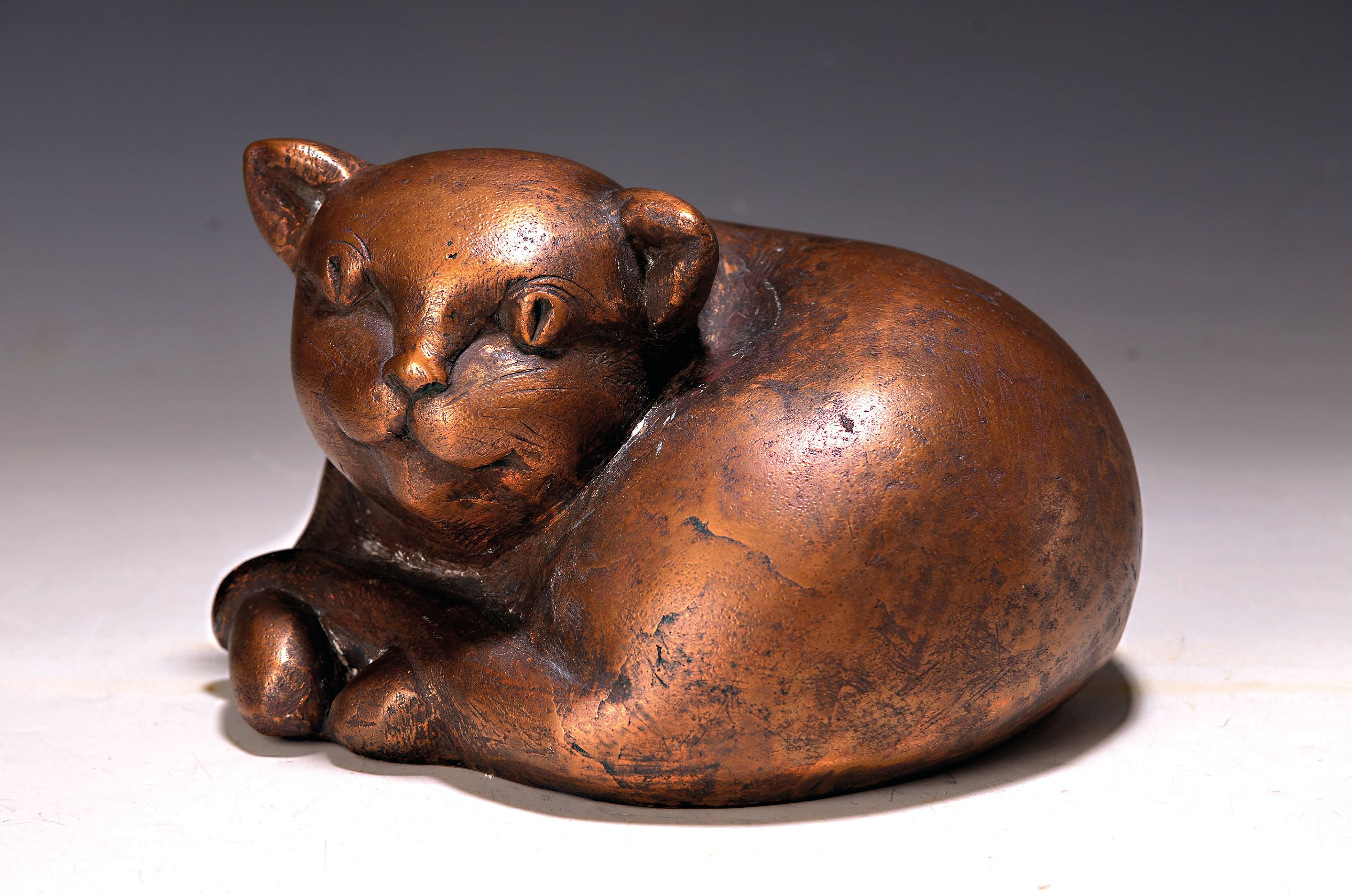 Detail k: Gernot Rumpf, 1941 Kaiserslautern-2025, Bronzeskulptur, sitzende Katze, Entwurf für eine Grabplatte (nicht verwirklicht), Unikat, 2005, signiert und ...