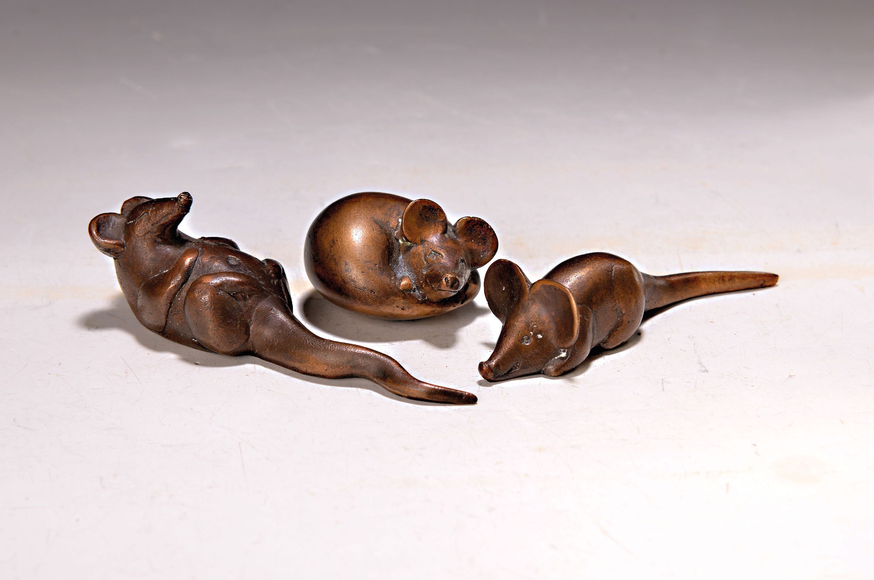 Detail k: Gernot Rumpf, 1941-2025, 3 Bronzeskulpturen,Mäuse in verschiedenen Posen: ausgestreckt, auf dem Rücken liegend und eingekringelt, je mit ...