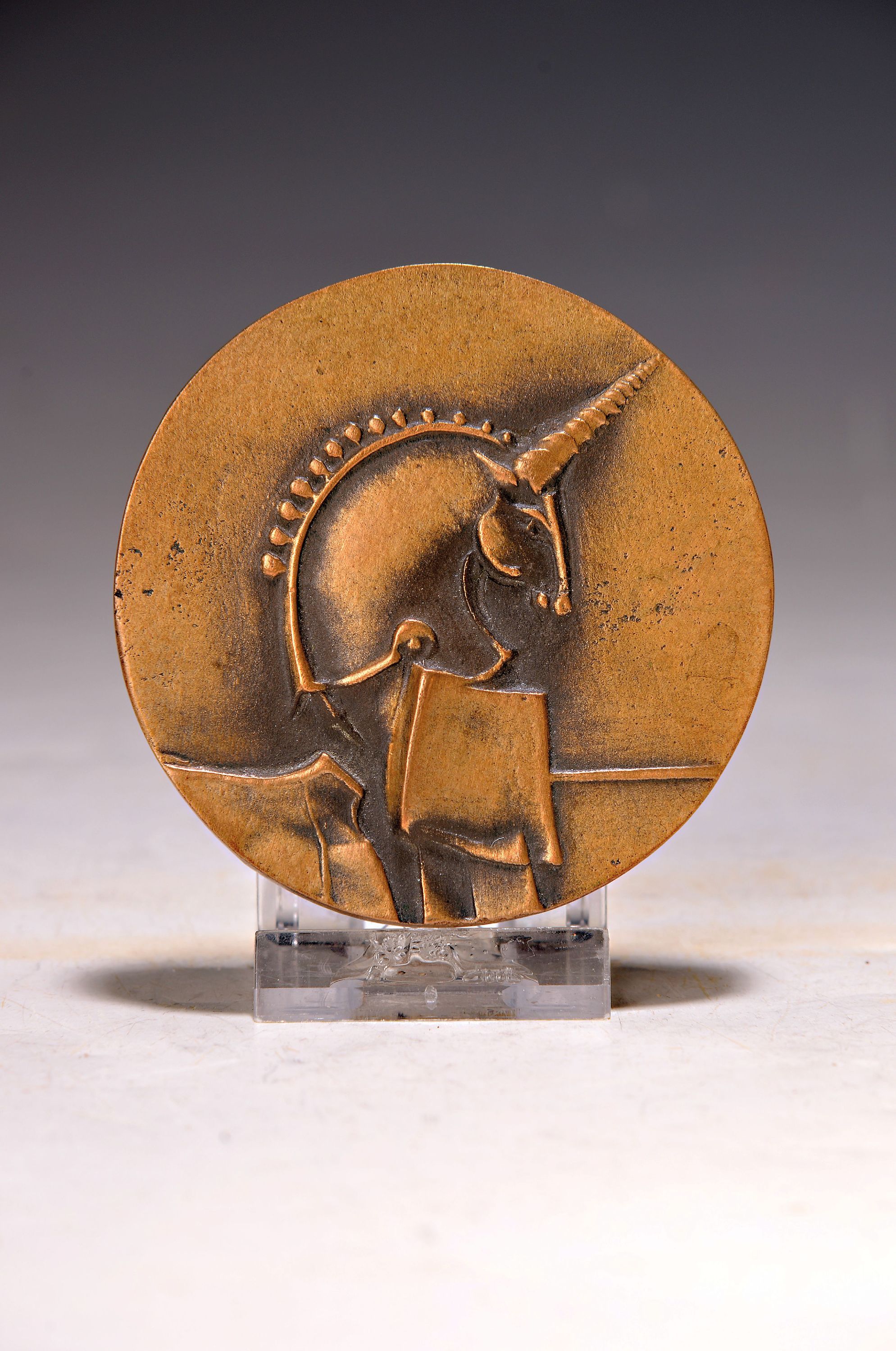 Detail k: Gernot Rumpf, 1941-2025, Bronzemedaille, Einhorn und Lindenblatt, monogrammiert, D. 4,5 cm