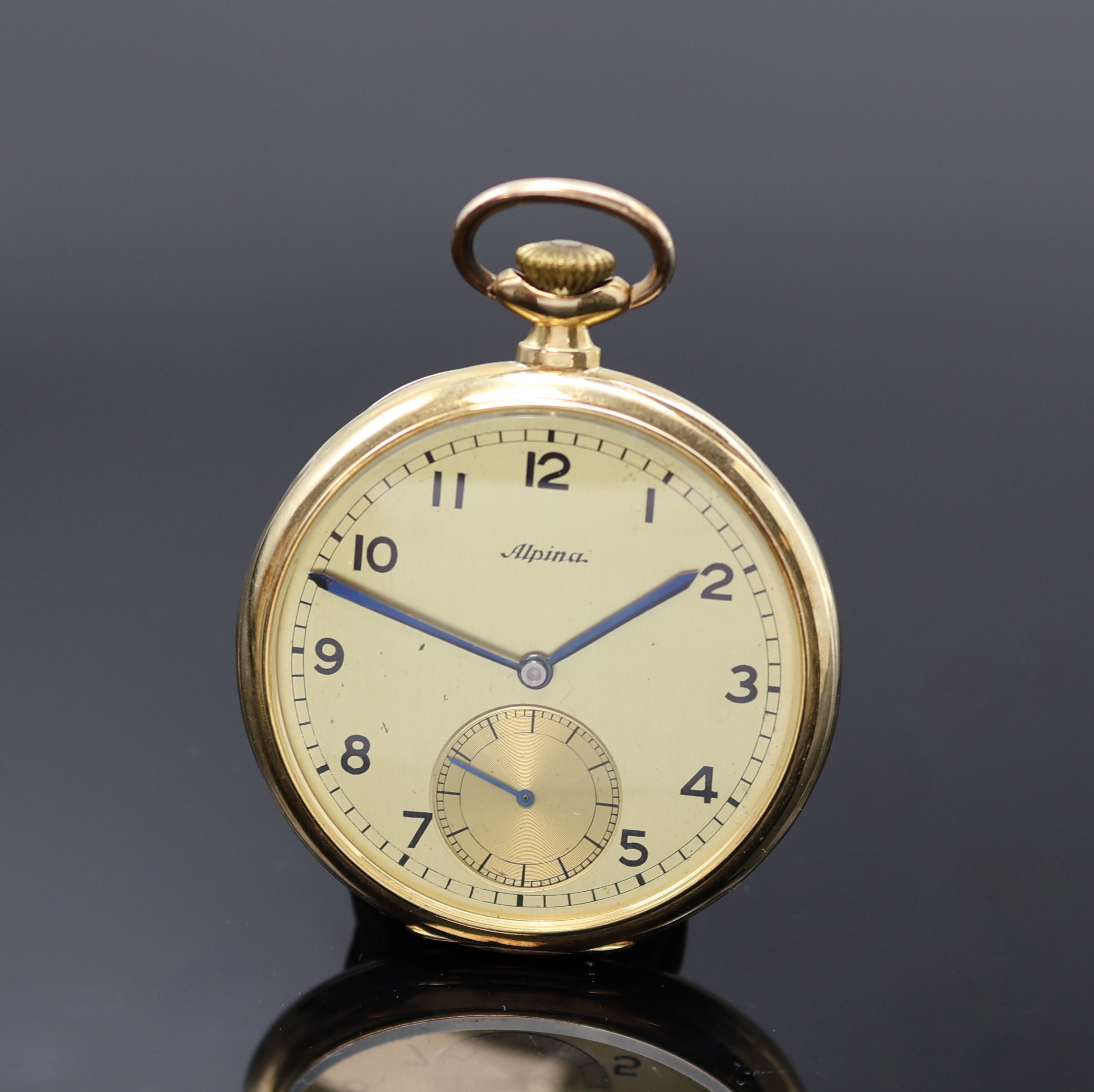 ALPINA offene Herrentaschenuhr in GG 585/000, Schweiz um 1930, glattes Geh., Monogramm auf dem Rückdeckel u. Widmungsgrav. auf der Metallcuvette, ...