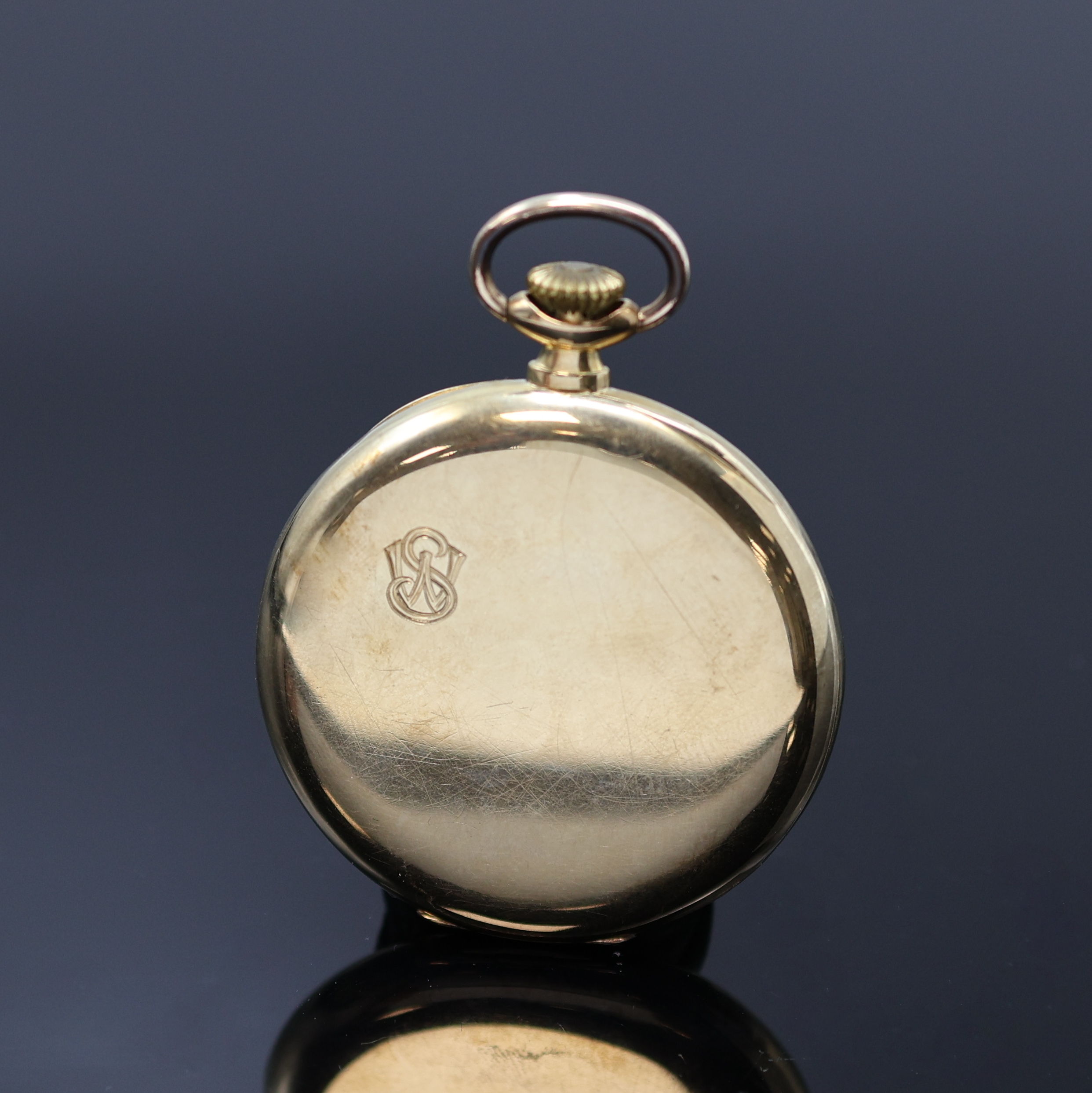 Detail a: ALPINA offene Herrentaschenuhr in GG 585/000, Schweiz um 1930, glattes Geh., Monogramm auf dem Rückdeckel u. Widmungsgrav. auf der Metallcuvette, ...