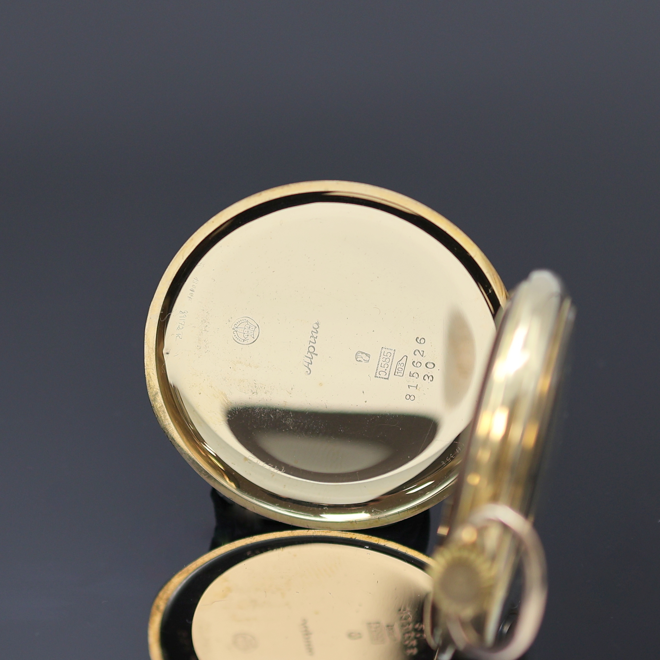 Detail b: ALPINA offene Herrentaschenuhr in GG 585/000, Schweiz um 1930, glattes Geh., Monogramm auf dem Rückdeckel u. Widmungsgrav. auf der Metallcuvette, ...