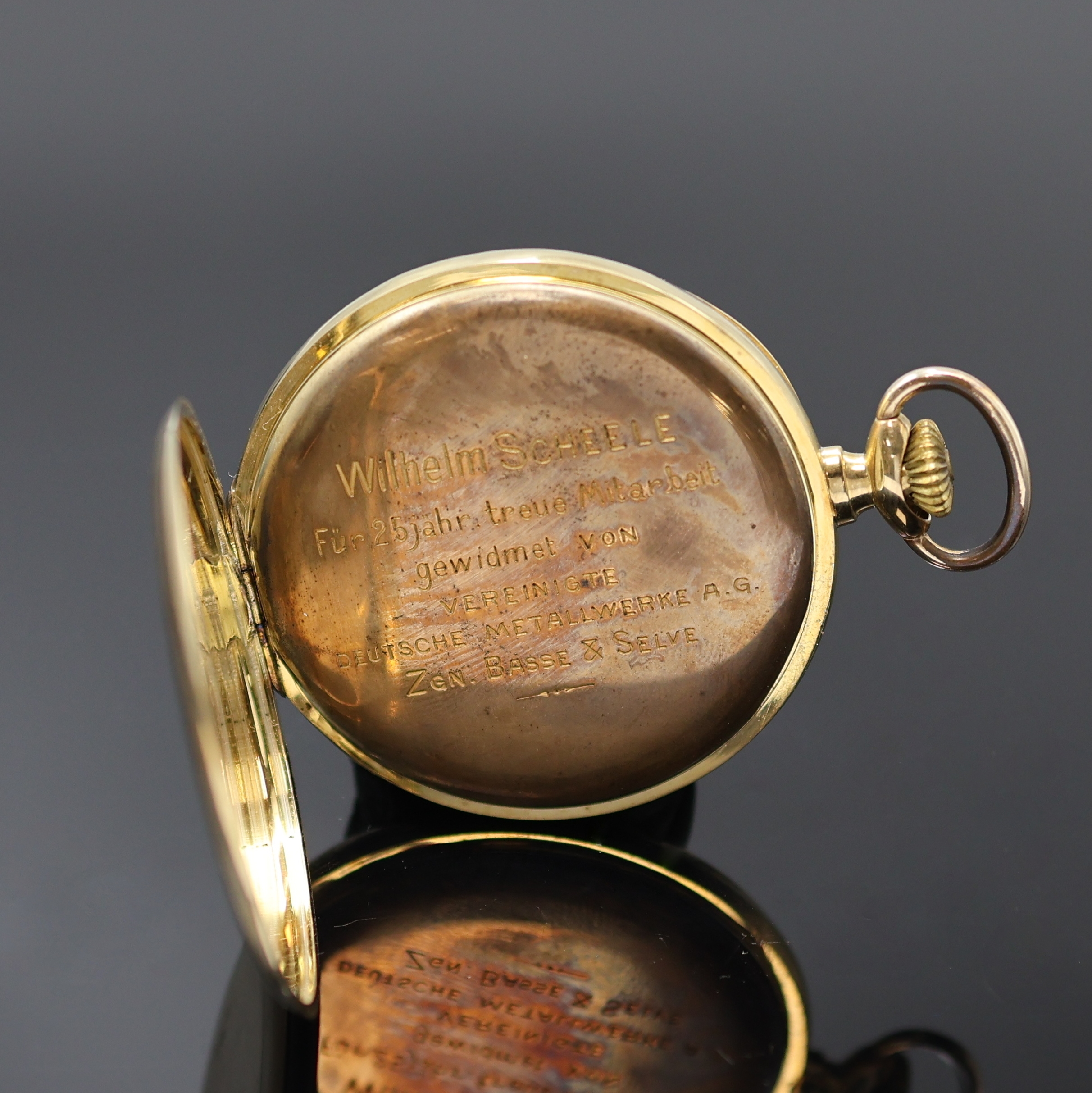 Detail c: ALPINA offene Herrentaschenuhr in GG 585/000, Schweiz um 1930, glattes Geh., Monogramm auf dem Rückdeckel u. Widmungsgrav. auf der Metallcuvette, ...