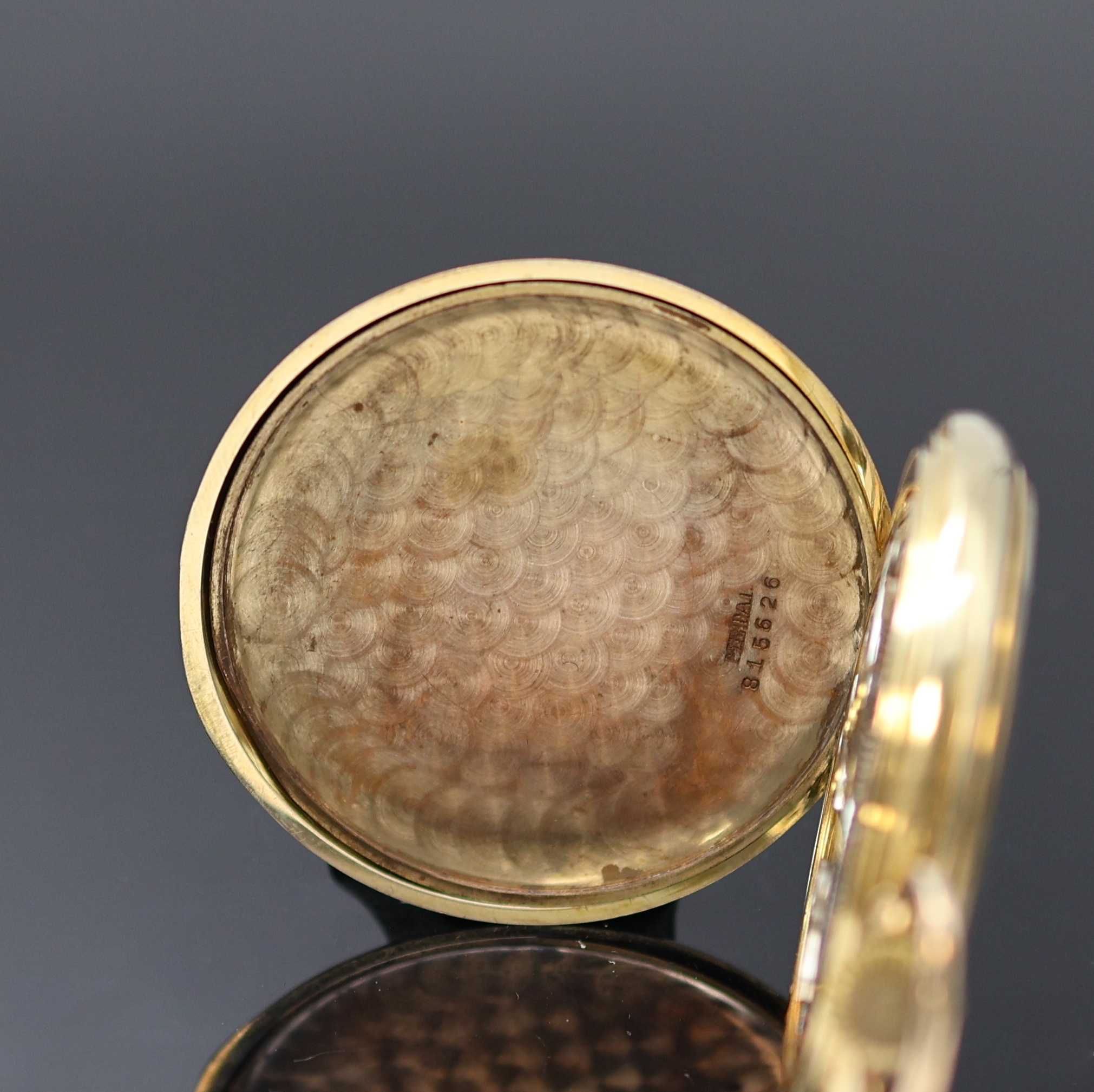 Detail d: ALPINA offene Herrentaschenuhr in GG 585/000, Schweiz um 1930, glattes Geh., Monogramm auf dem Rückdeckel u. Widmungsgrav. auf der Metallcuvette, ...
