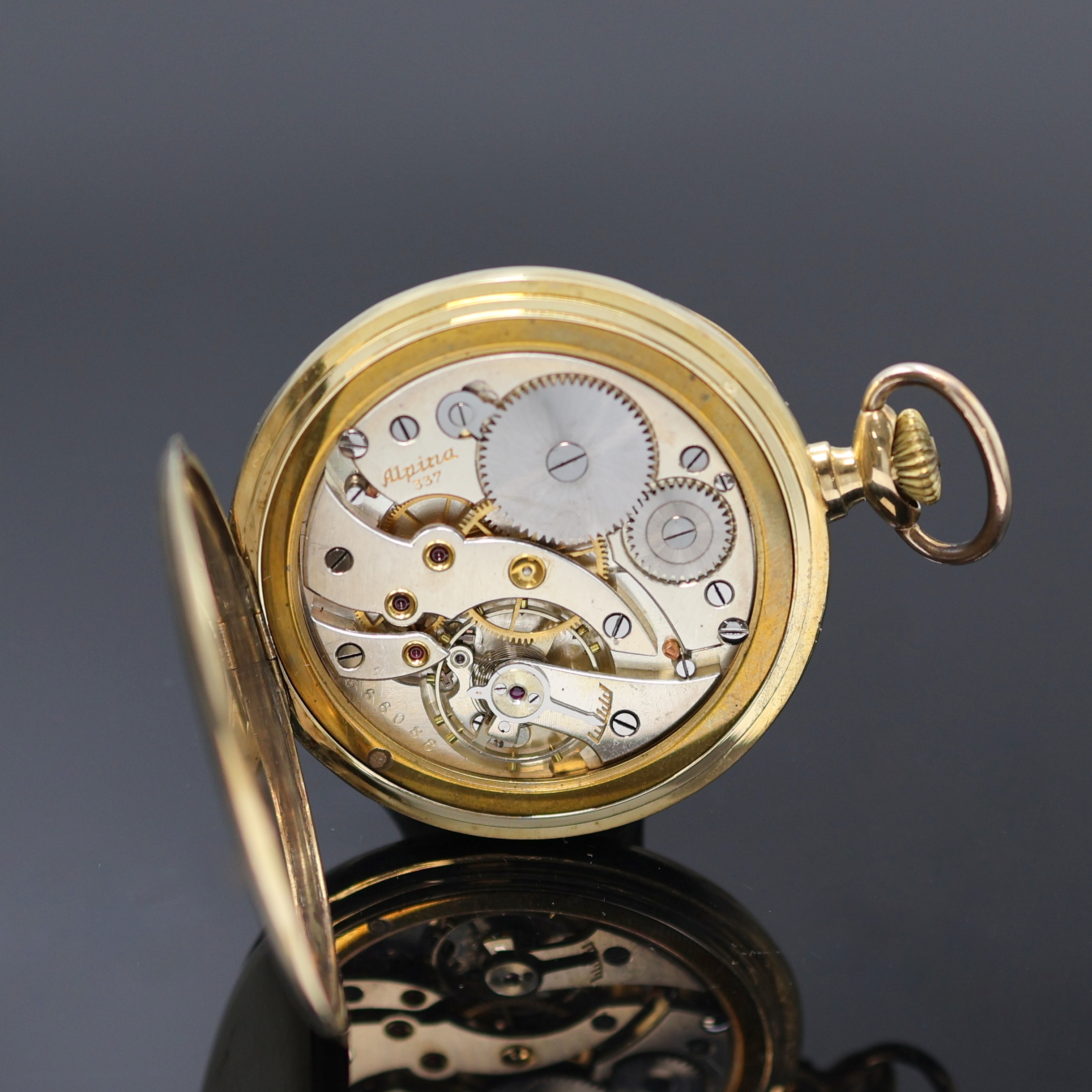 Detail e: ALPINA offene Herrentaschenuhr in GG 585/000, Schweiz um 1930, glattes Geh., Monogramm auf dem Rückdeckel u. Widmungsgrav. auf der Metallcuvette, ...