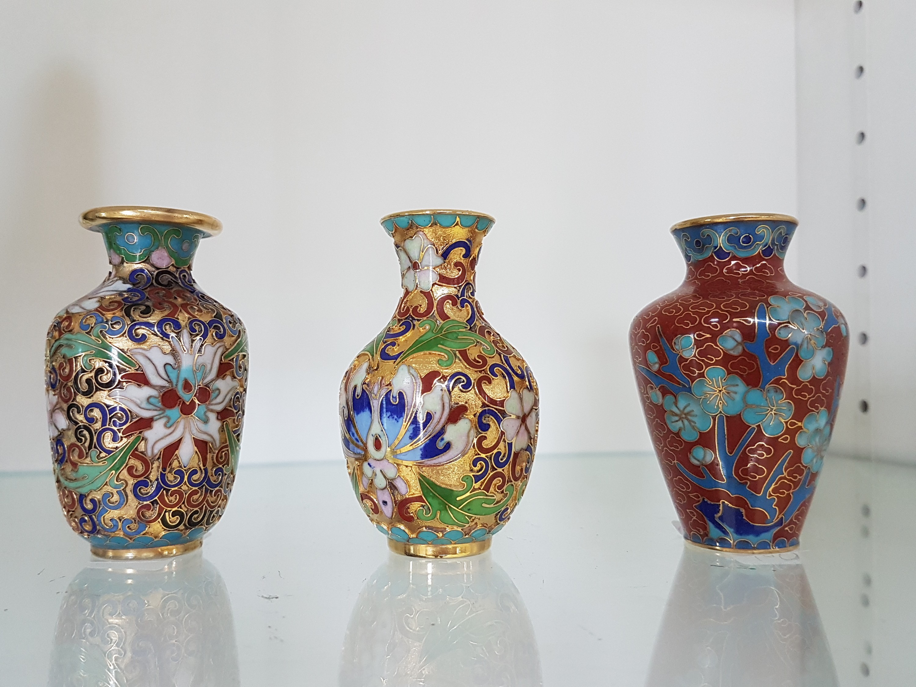 Detail a: 3 Cloisonne-Väschen, China, 20.Jh., vergoldete Stege, polychromer Glasschmelz, florale Dekore, H. 8 cm