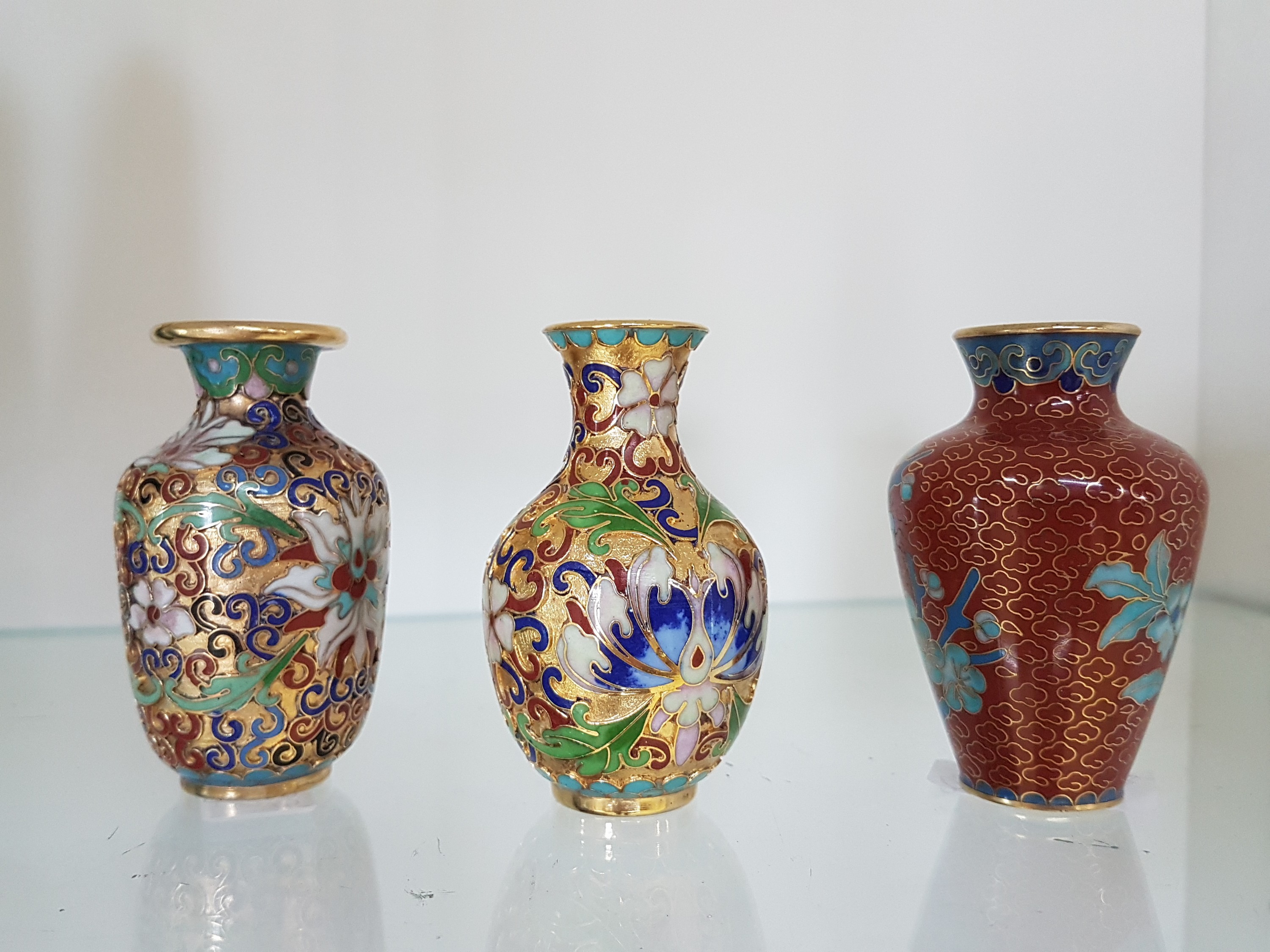 Detail b: 3 Cloisonne-Väschen, China, 20.Jh., vergoldete Stege, polychromer Glasschmelz, florale Dekore, H. 8 cm