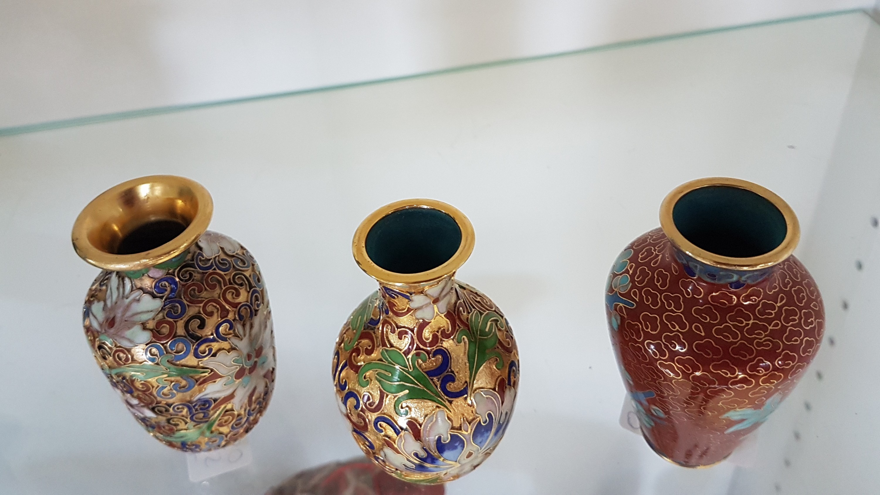 Detail c: 3 Cloisonne-Väschen, China, 20.Jh., vergoldete Stege, polychromer Glasschmelz, florale Dekore, H. 8 cm