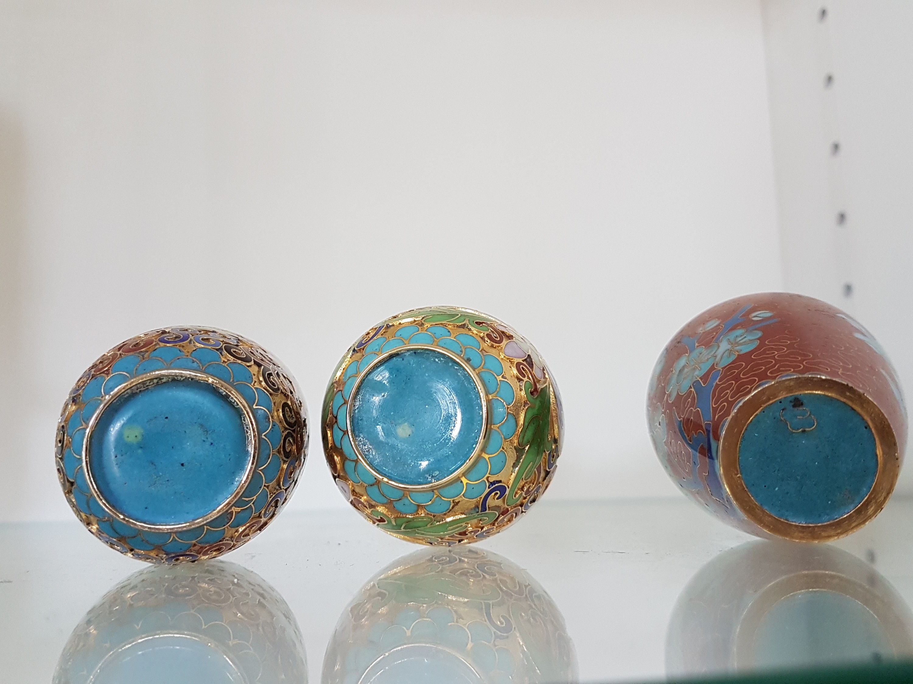Detail d: 3 Cloisonne-Väschen, China, 20.Jh., vergoldete Stege, polychromer Glasschmelz, florale Dekore, H. 8 cm