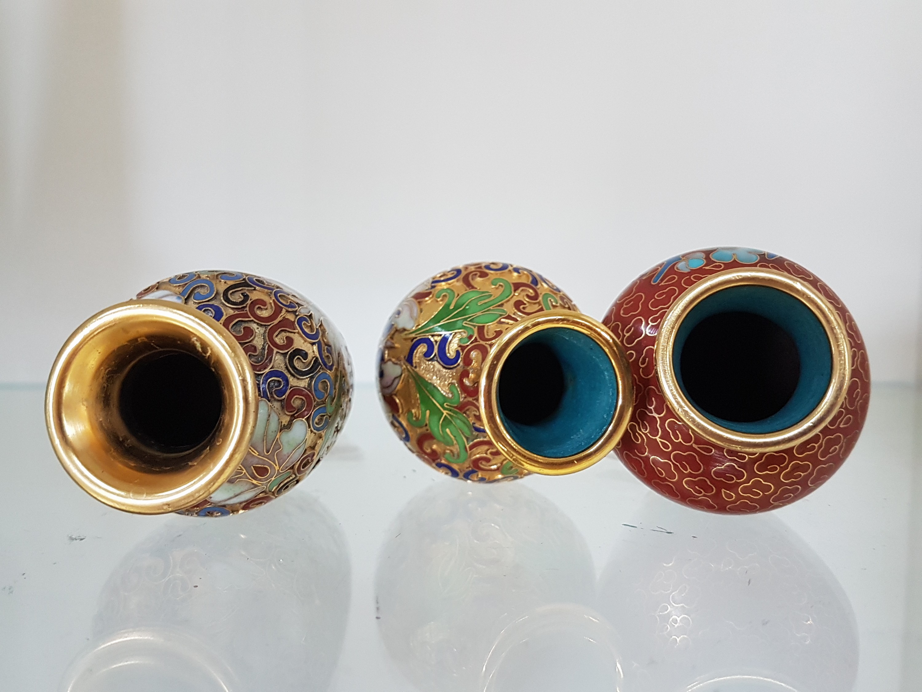 Detail e: 3 Cloisonne-Väschen, China, 20.Jh., vergoldete Stege, polychromer Glasschmelz, florale Dekore, H. 8 cm
