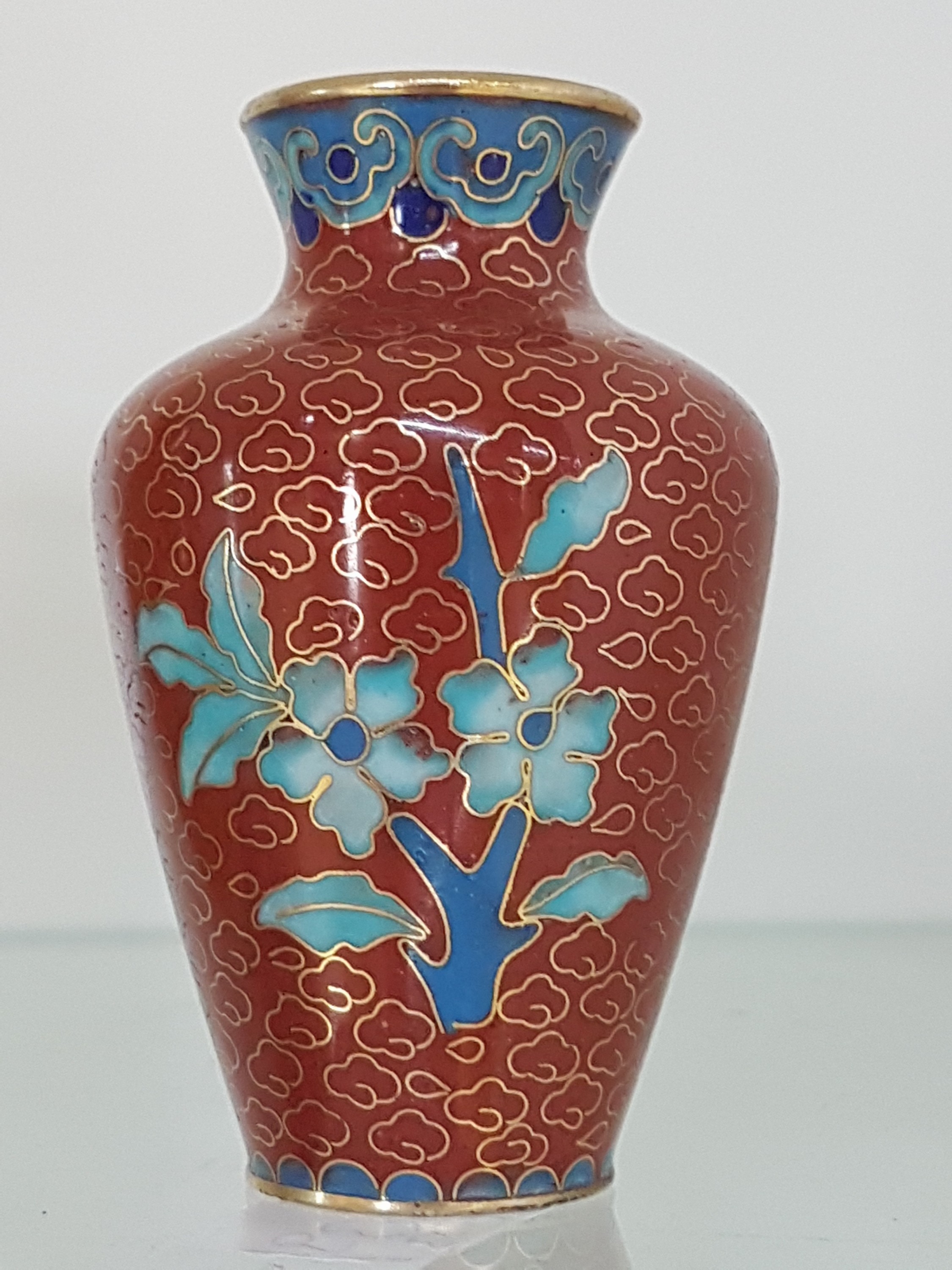 Detail f: 3 Cloisonne-Väschen, China, 20.Jh., vergoldete Stege, polychromer Glasschmelz, florale Dekore, H. 8 cm