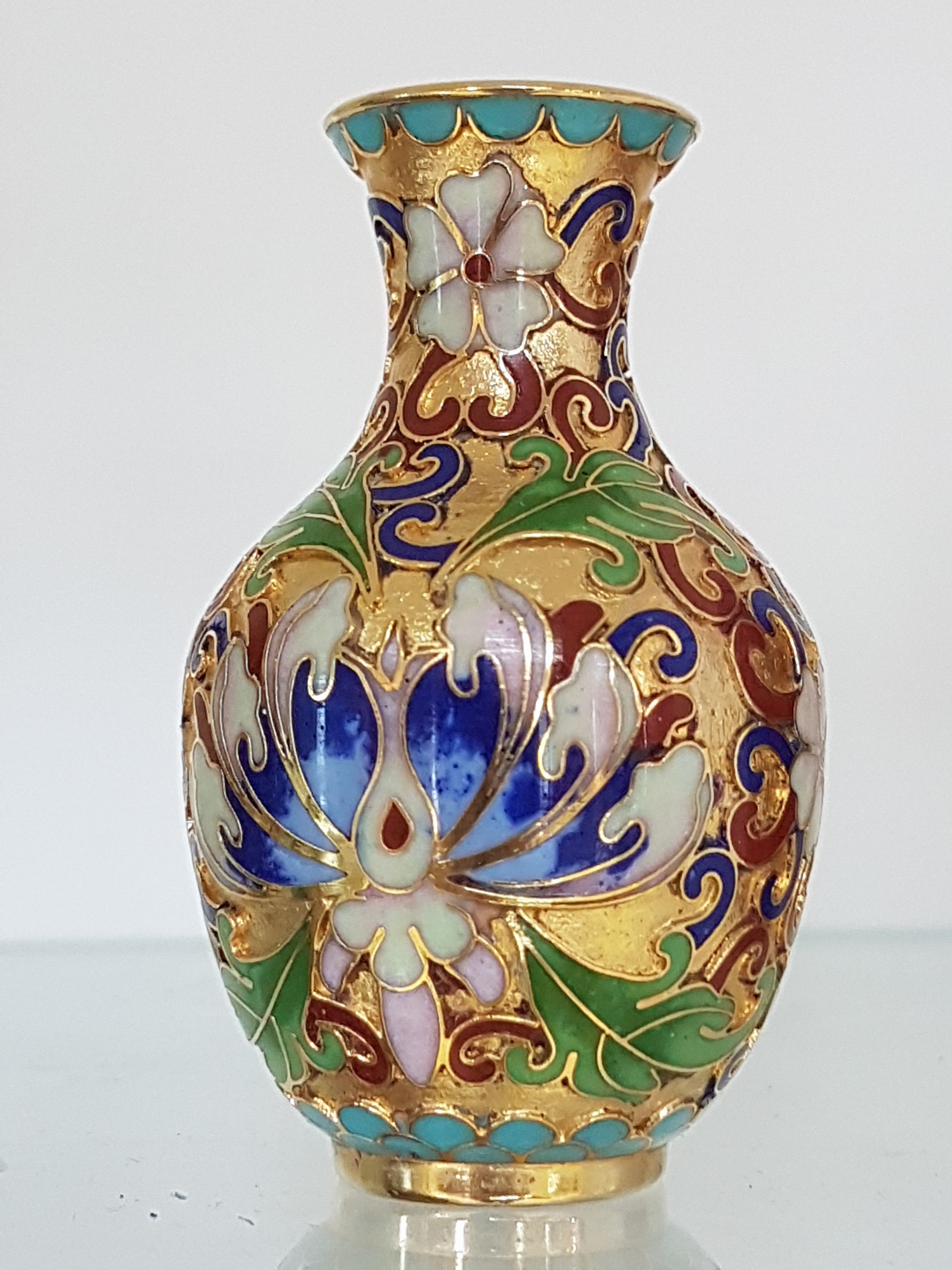 Detail g: 3 Cloisonne-Väschen, China, 20.Jh., vergoldete Stege, polychromer Glasschmelz, florale Dekore, H. 8 cm
