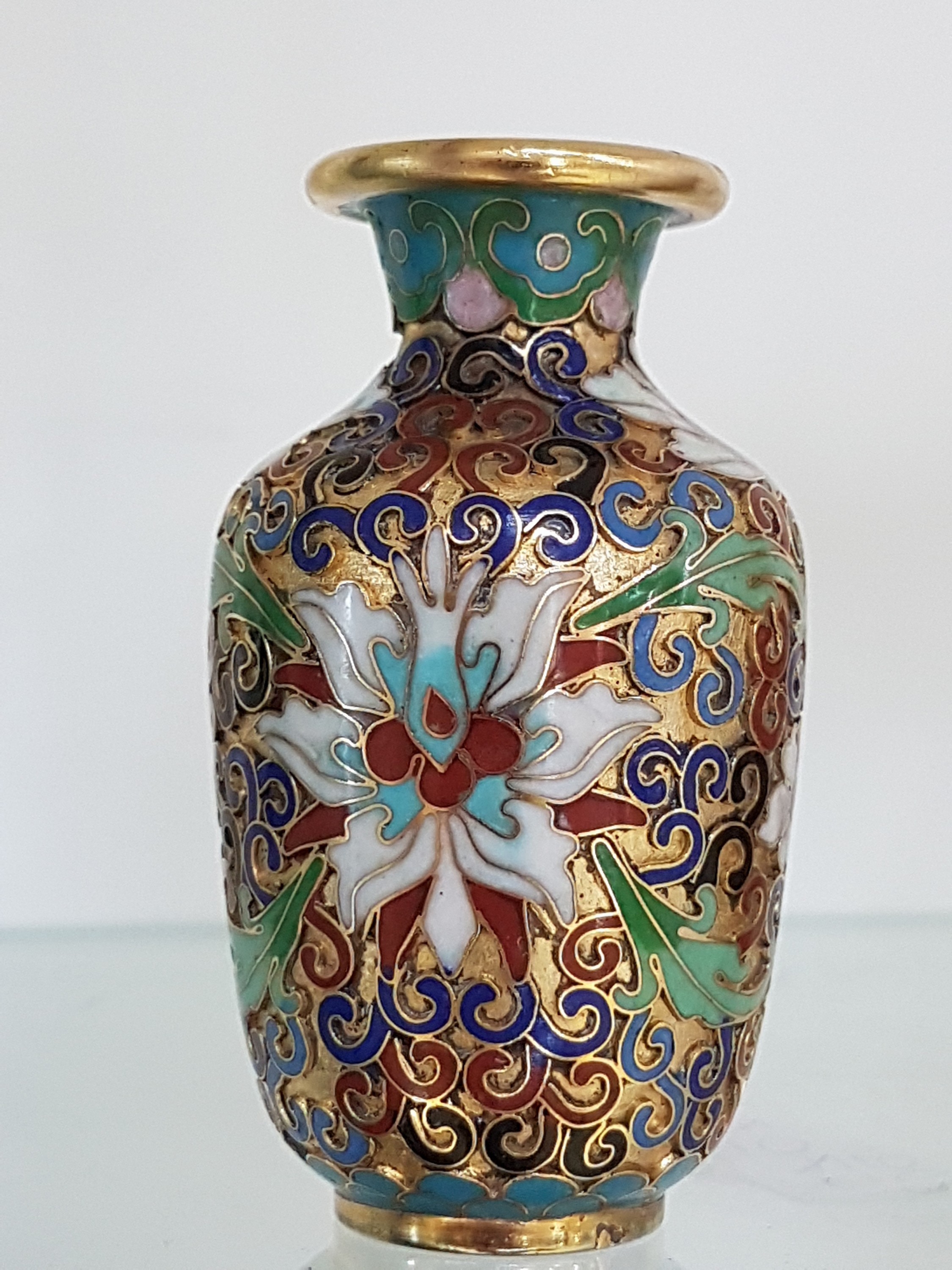 Detail h: 3 Cloisonne-Väschen, China, 20.Jh., vergoldete Stege, polychromer Glasschmelz, florale Dekore, H. 8 cm