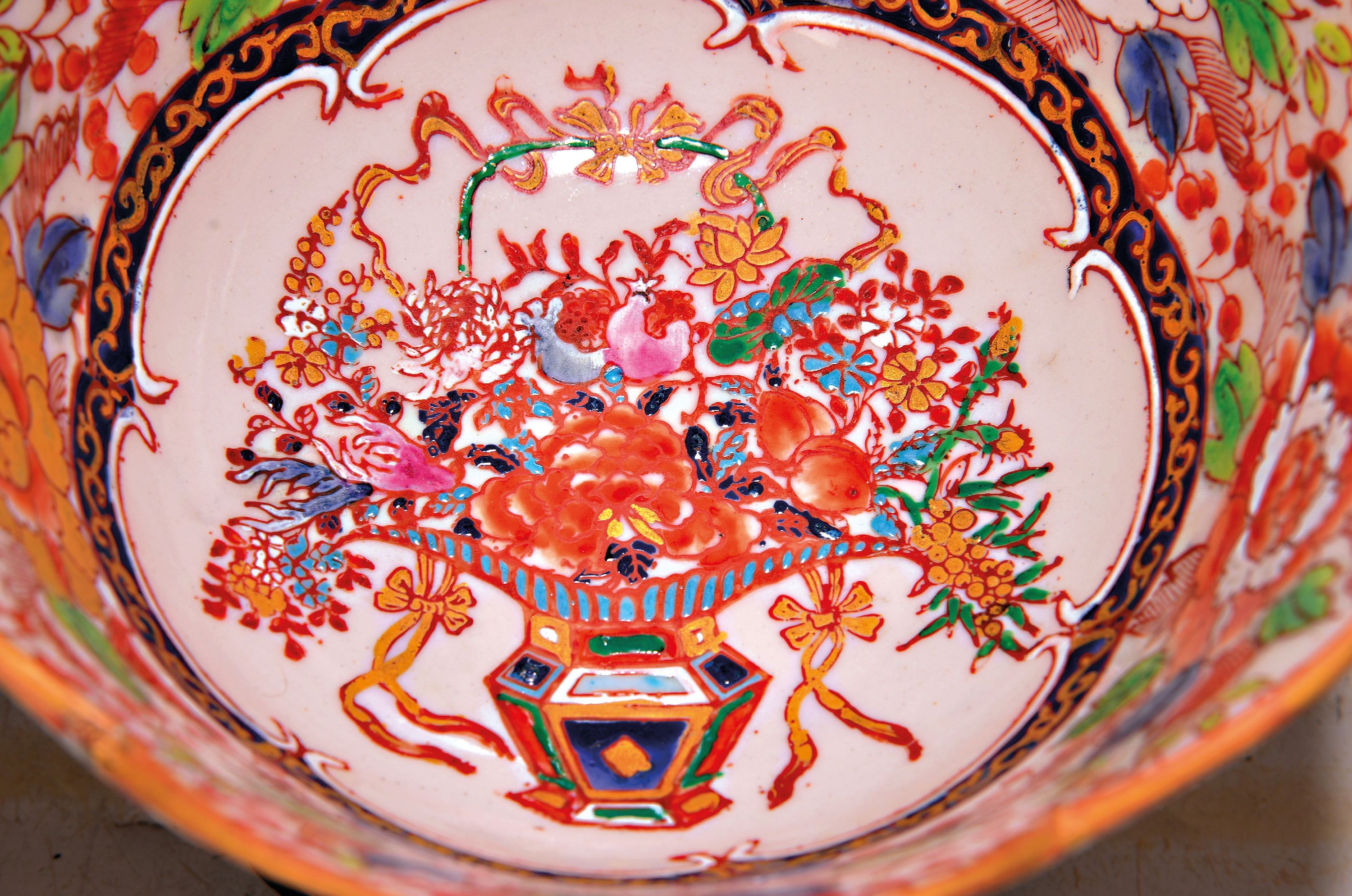Detail a: Ziervase, China, späte Quing-Dynastie, Anfang 20.Jh., Porzellan, polychromer Päoniendekor,Hsuan Tung-Marke, Holzsockel, D. 21 cm