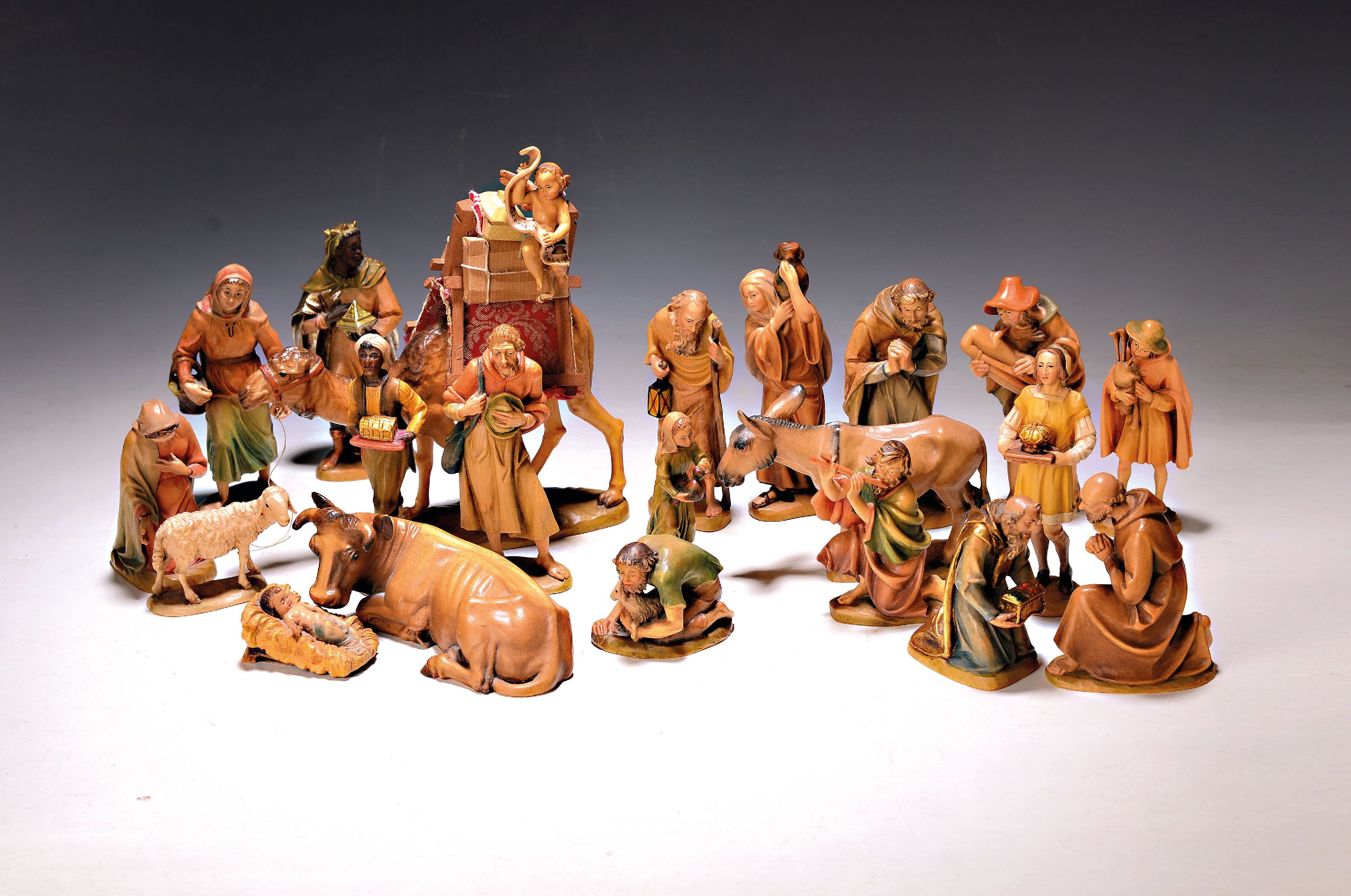 Detail a: Krippenfiguren, Anri Südtirol, Italien, Holz, handgeschnitzt und gefasst, 3 Magier mit 2 Begleitern teilvergoldet, 30 Figuren und 13 Tierfiguren, H. ...