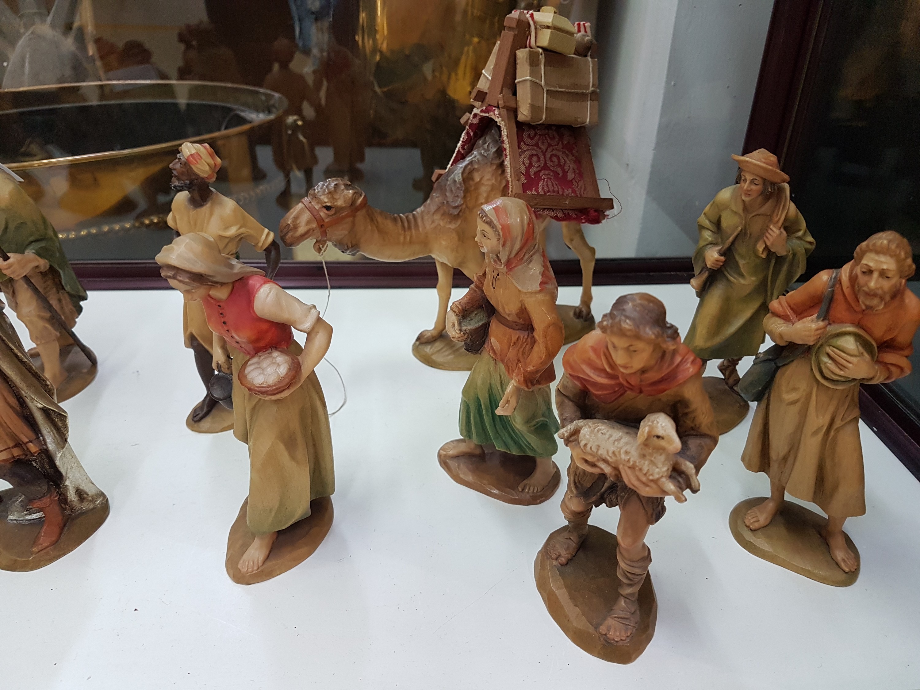 Detail b: Krippenfiguren, Anri Südtirol, Italien, Holz, handgeschnitzt und gefasst, 3 Magier mit 2 Begleitern teilvergoldet, 30 Figuren und 13 Tierfiguren, H. ...