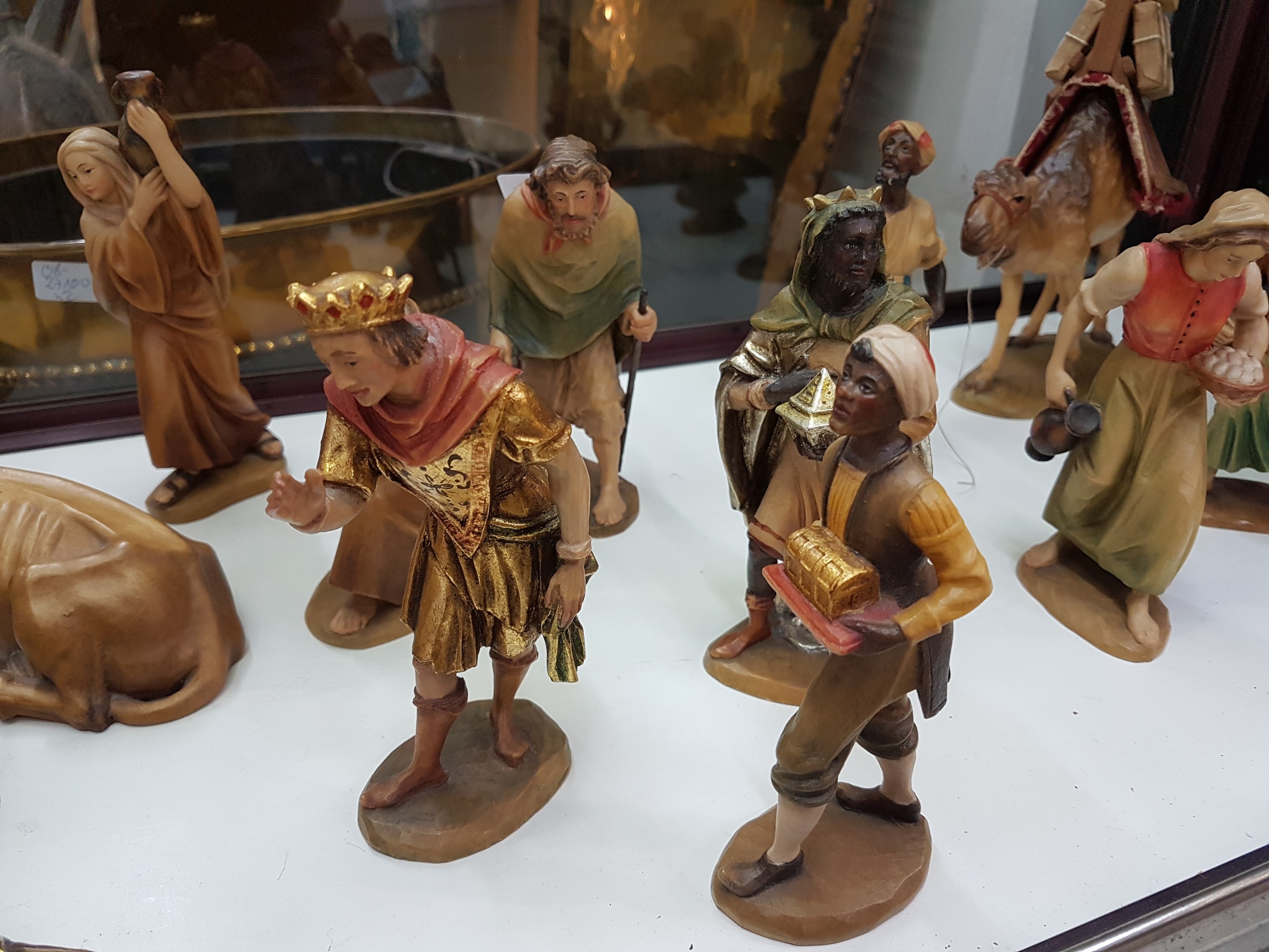 Detail c: Krippenfiguren, Anri Südtirol, Italien, Holz, handgeschnitzt und gefasst, 3 Magier mit 2 Begleitern teilvergoldet, 30 Figuren und 13 Tierfiguren, H. ...