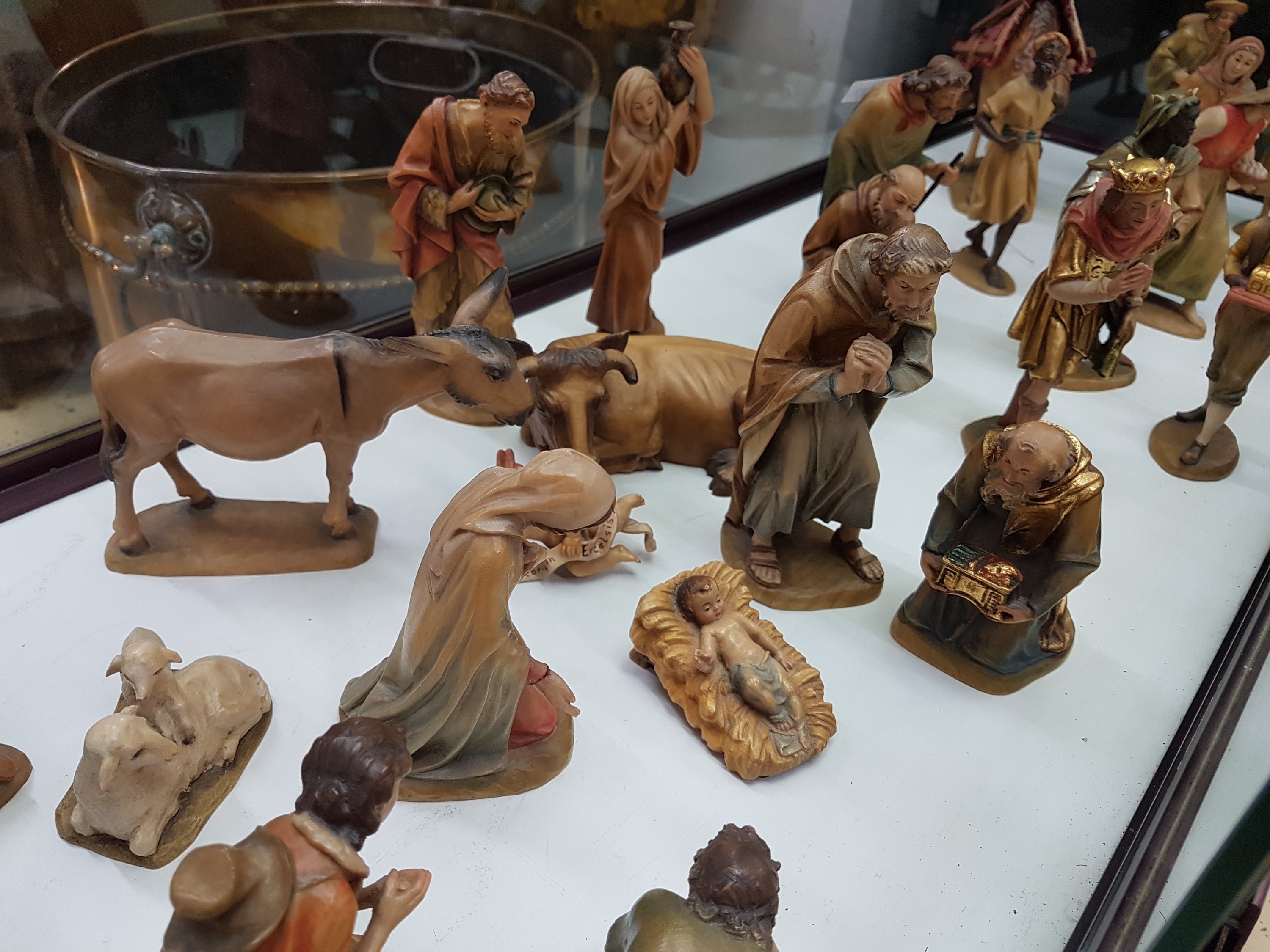 Detail d: Krippenfiguren, Anri Südtirol, Italien, Holz, handgeschnitzt und gefasst, 3 Magier mit 2 Begleitern teilvergoldet, 30 Figuren und 13 Tierfiguren, H. ...