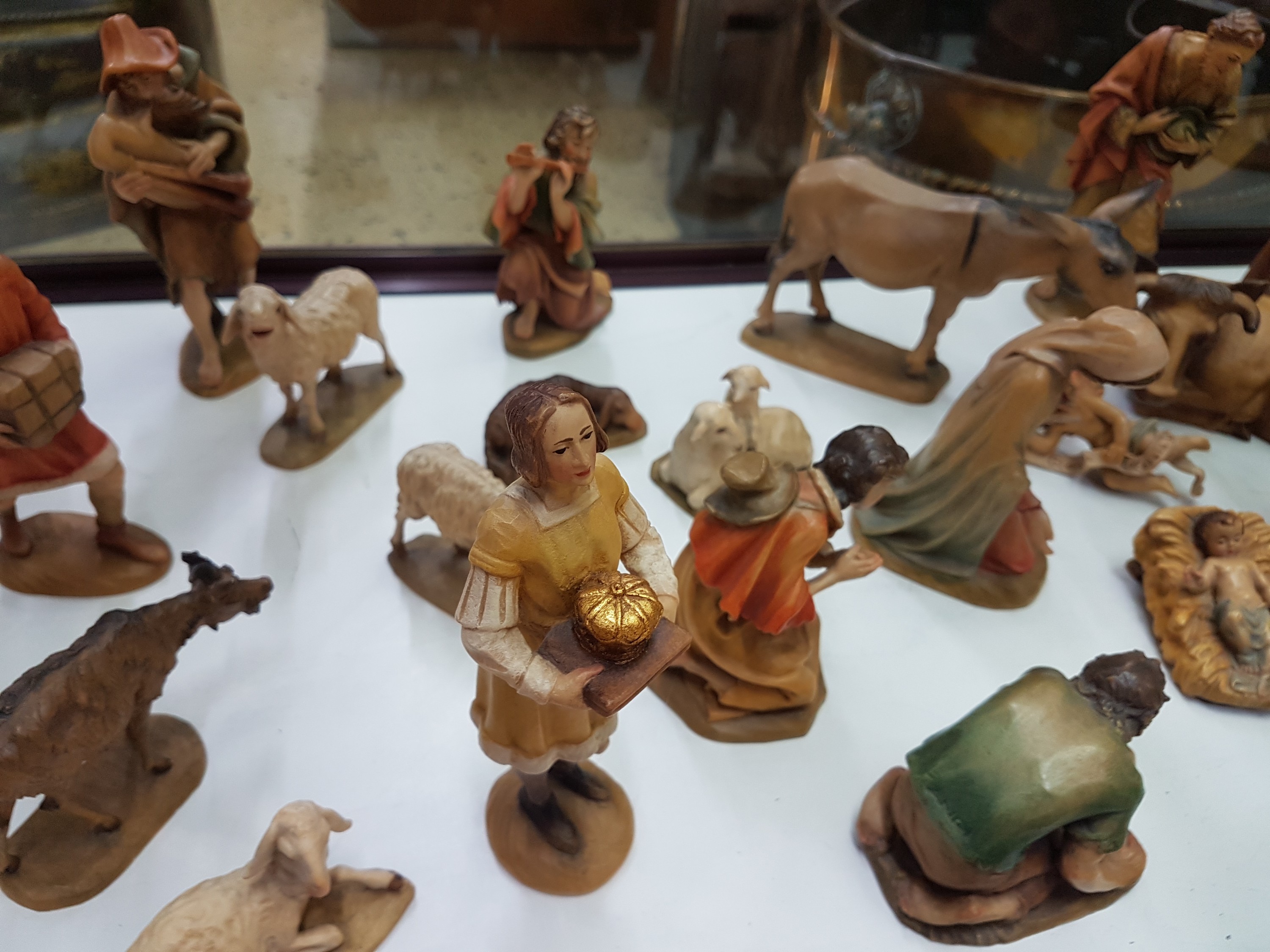 Detail e: Krippenfiguren, Anri Südtirol, Italien, Holz, handgeschnitzt und gefasst, 3 Magier mit 2 Begleitern teilvergoldet, 30 Figuren und 13 Tierfiguren, H. ...