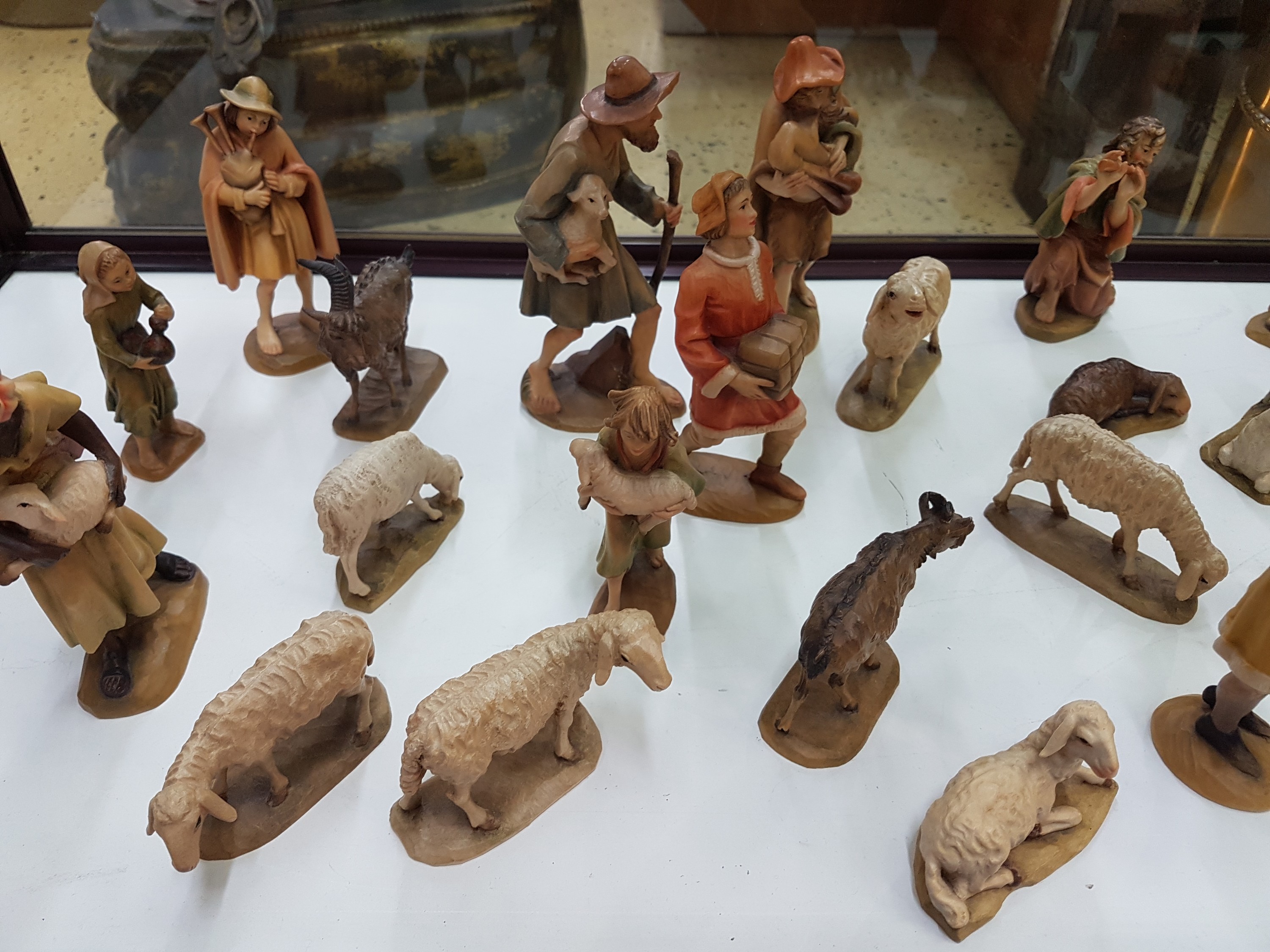 Detail f: Krippenfiguren, Anri Südtirol, Italien, Holz, handgeschnitzt und gefasst, 3 Magier mit 2 Begleitern teilvergoldet, 30 Figuren und 13 Tierfiguren, H. ...