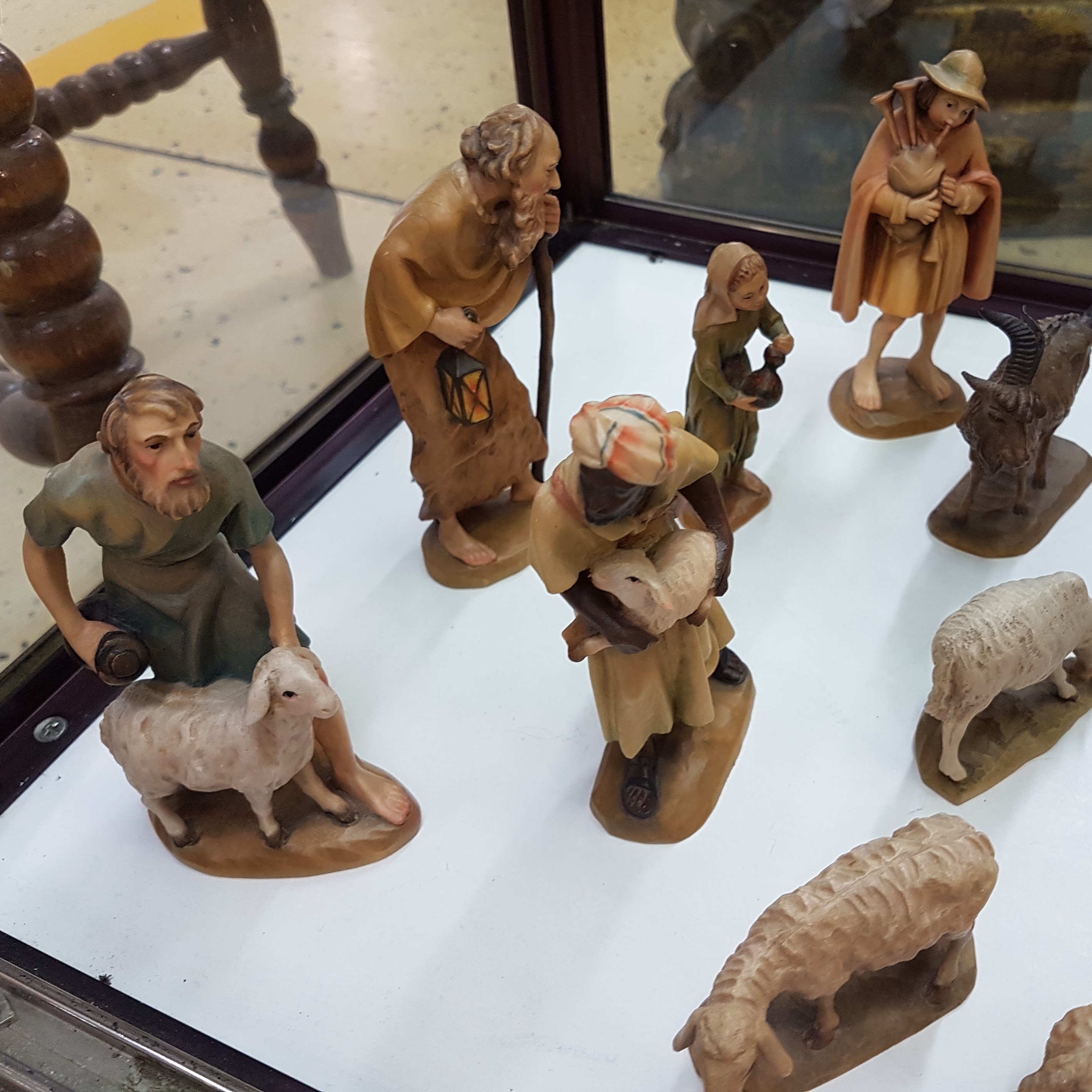 Detail g: Krippenfiguren, Anri Südtirol, Italien, Holz, handgeschnitzt und gefasst, 3 Magier mit 2 Begleitern teilvergoldet, 30 Figuren und 13 Tierfiguren, H. ...
