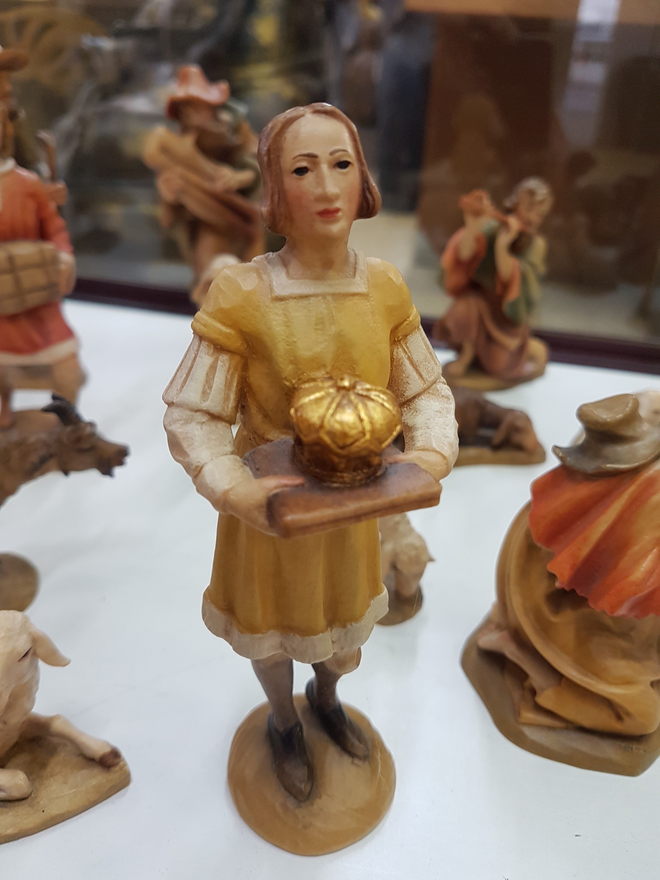 Detail h: Krippenfiguren, Anri Südtirol, Italien, Holz, handgeschnitzt und gefasst, 3 Magier mit 2 Begleitern teilvergoldet, 30 Figuren und 13 Tierfiguren, H. ...