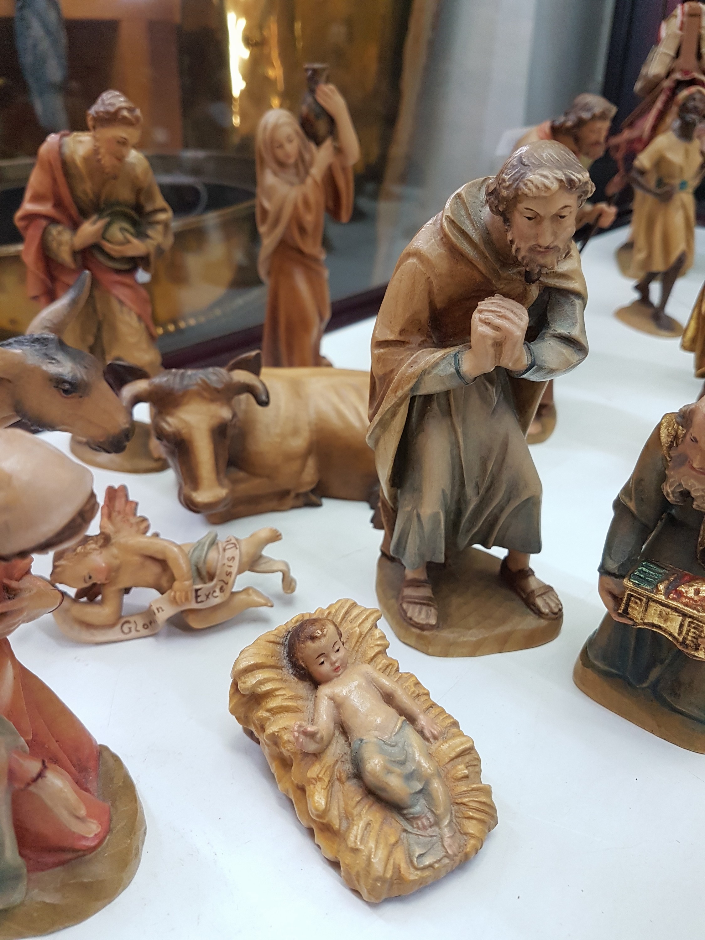 Detail i: Krippenfiguren, Anri Südtirol, Italien, Holz, handgeschnitzt und gefasst, 3 Magier mit 2 Begleitern teilvergoldet, 30 Figuren und 13 Tierfiguren, H. ...