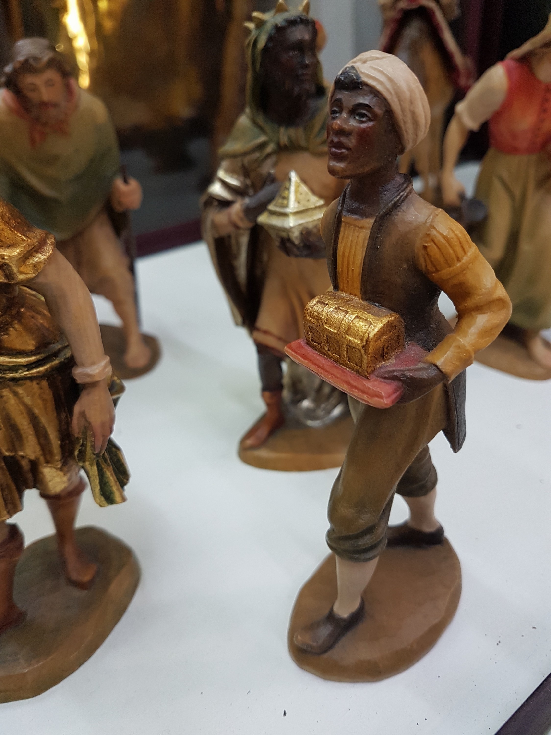 Detail j: Krippenfiguren, Anri Südtirol, Italien, Holz, handgeschnitzt und gefasst, 3 Magier mit 2 Begleitern teilvergoldet, 30 Figuren und 13 Tierfiguren, H. ...