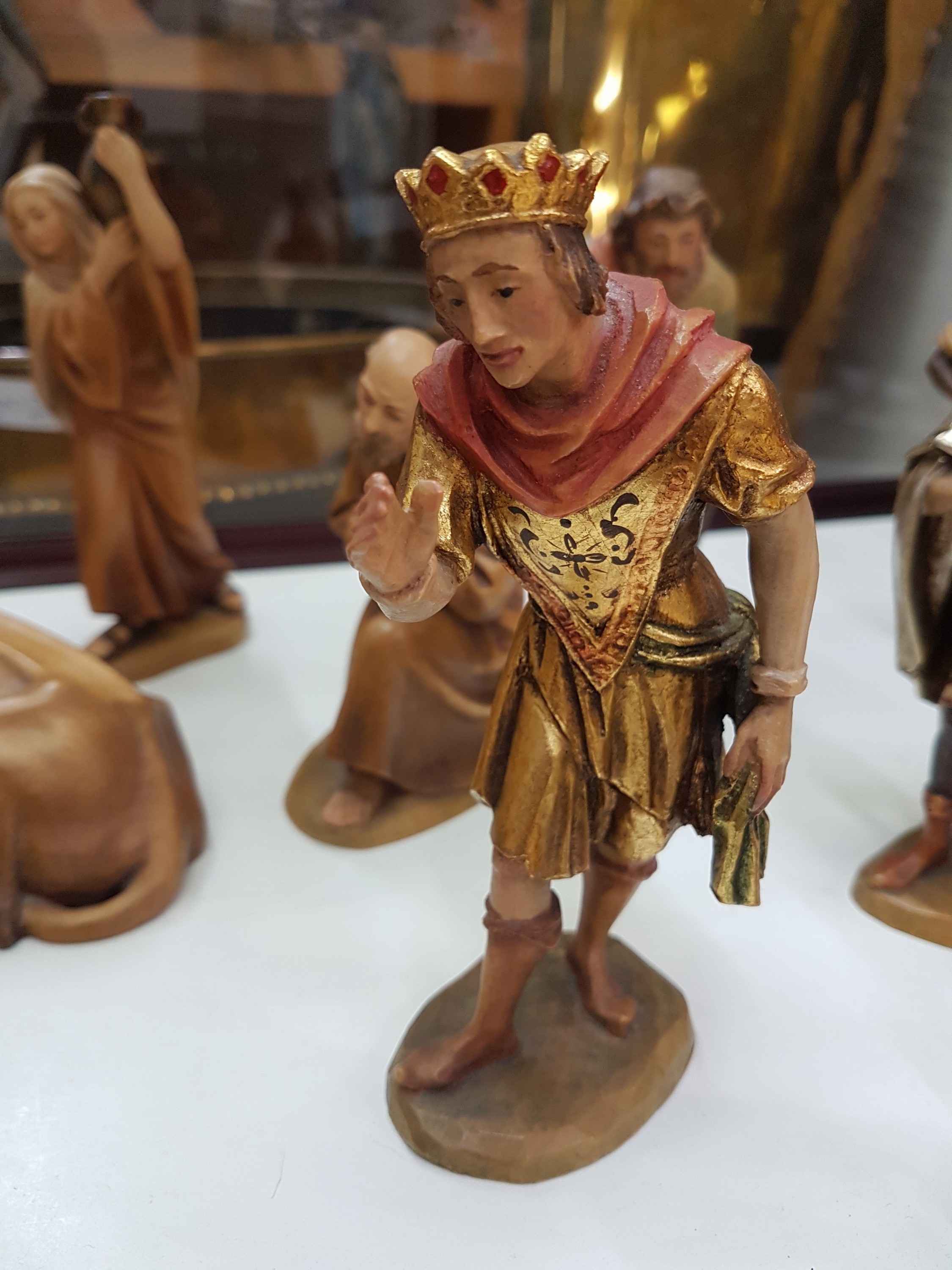 Detail k: Krippenfiguren, Anri Südtirol, Italien, Holz, handgeschnitzt und gefasst, 3 Magier mit 2 Begleitern teilvergoldet, 30 Figuren und 13 Tierfiguren, H. ...