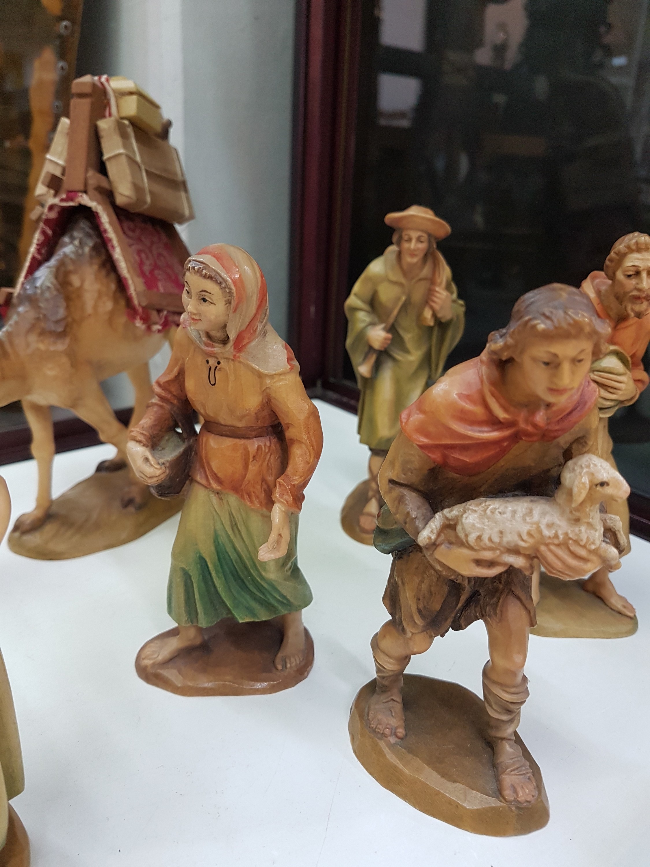 Detail l: Krippenfiguren, Anri Südtirol, Italien, Holz, handgeschnitzt und gefasst, 3 Magier mit 2 Begleitern teilvergoldet, 30 Figuren und 13 Tierfiguren, H. ...