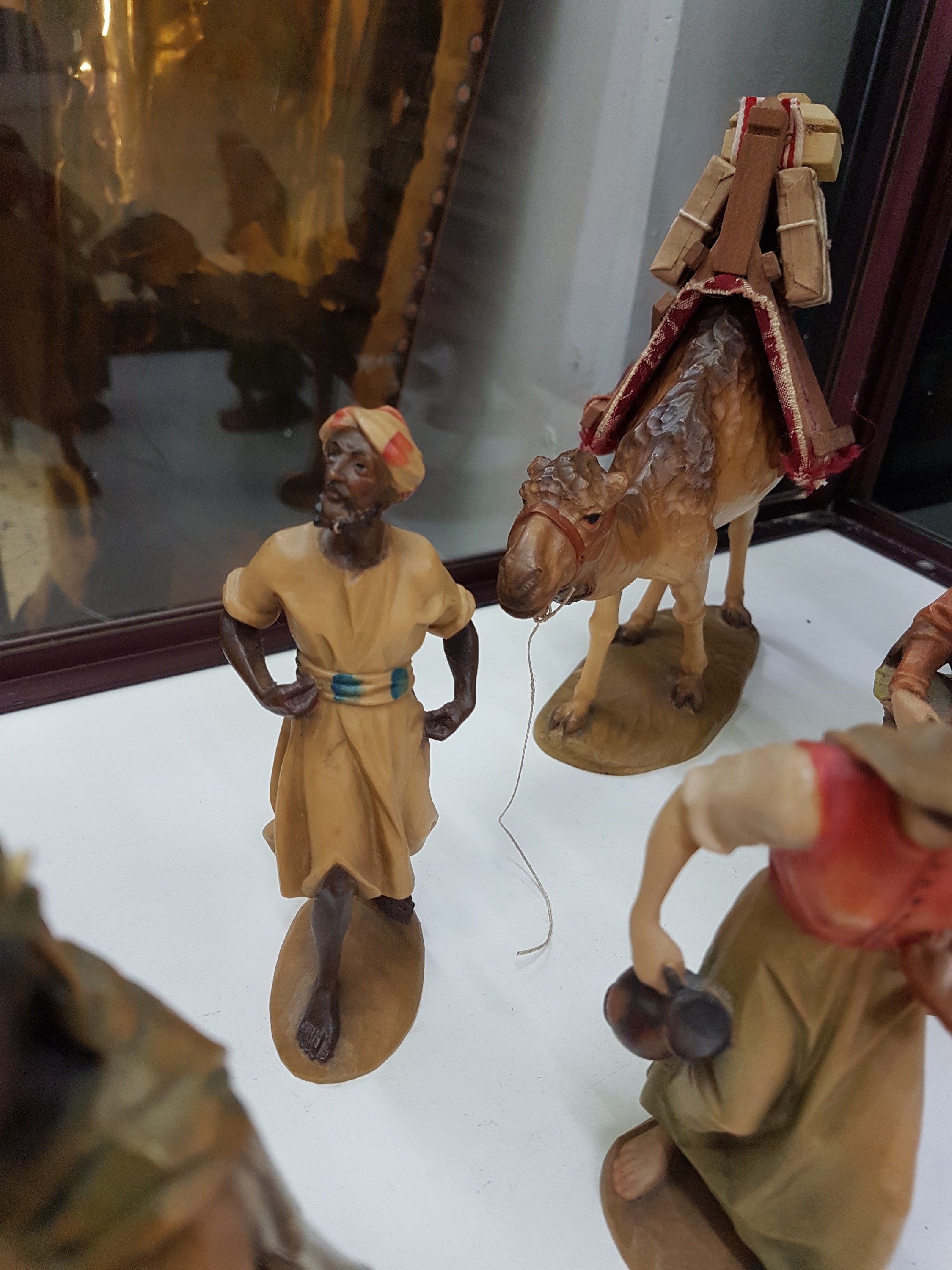 Detail m: Krippenfiguren, Anri Südtirol, Italien, Holz, handgeschnitzt und gefasst, 3 Magier mit 2 Begleitern teilvergoldet, 30 Figuren und 13 Tierfiguren, H. ...