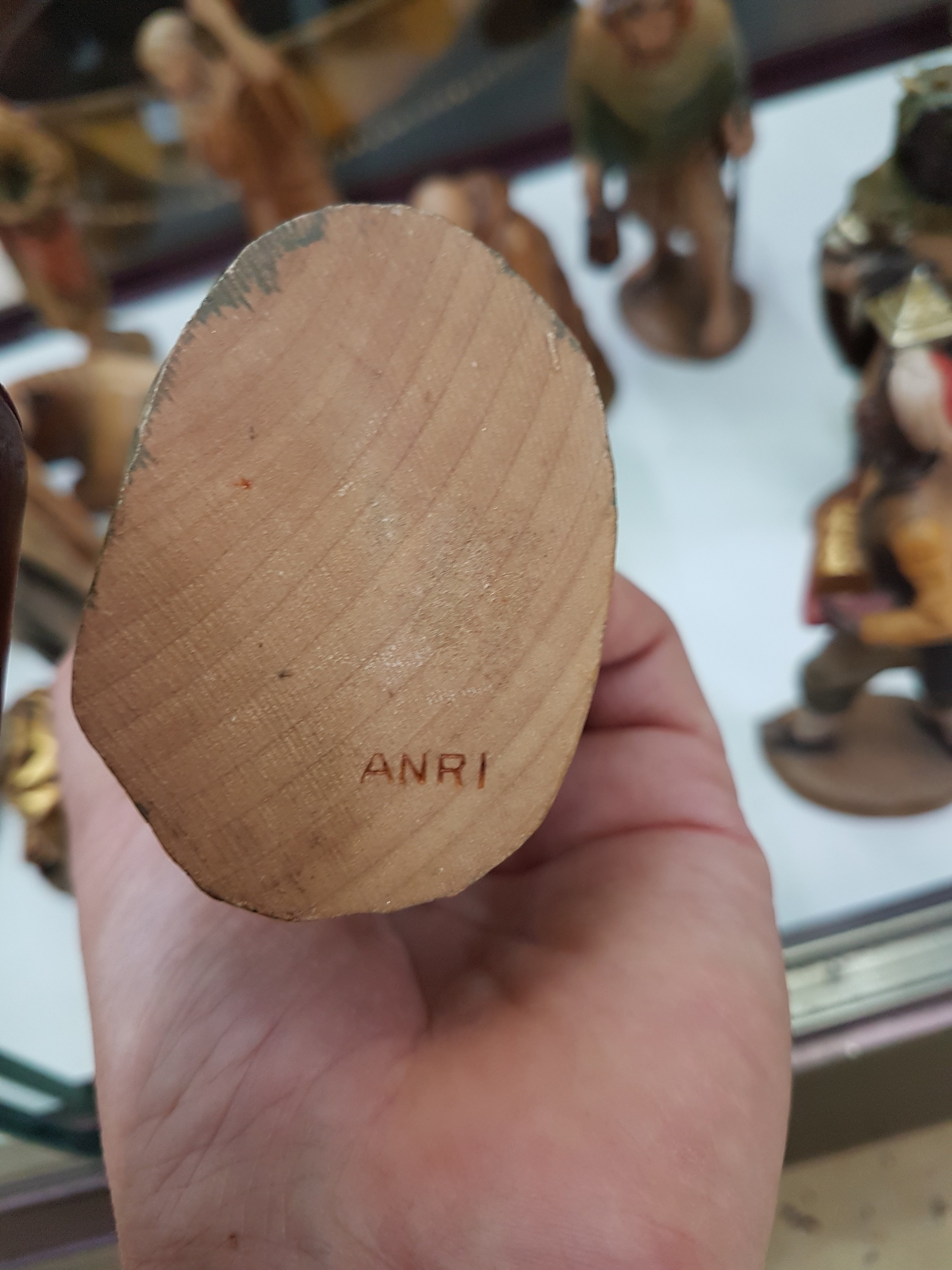 Detail n: Krippenfiguren, Anri Südtirol, Italien, Holz, handgeschnitzt und gefasst, 3 Magier mit 2 Begleitern teilvergoldet, 30 Figuren und 13 Tierfiguren, H. ...
