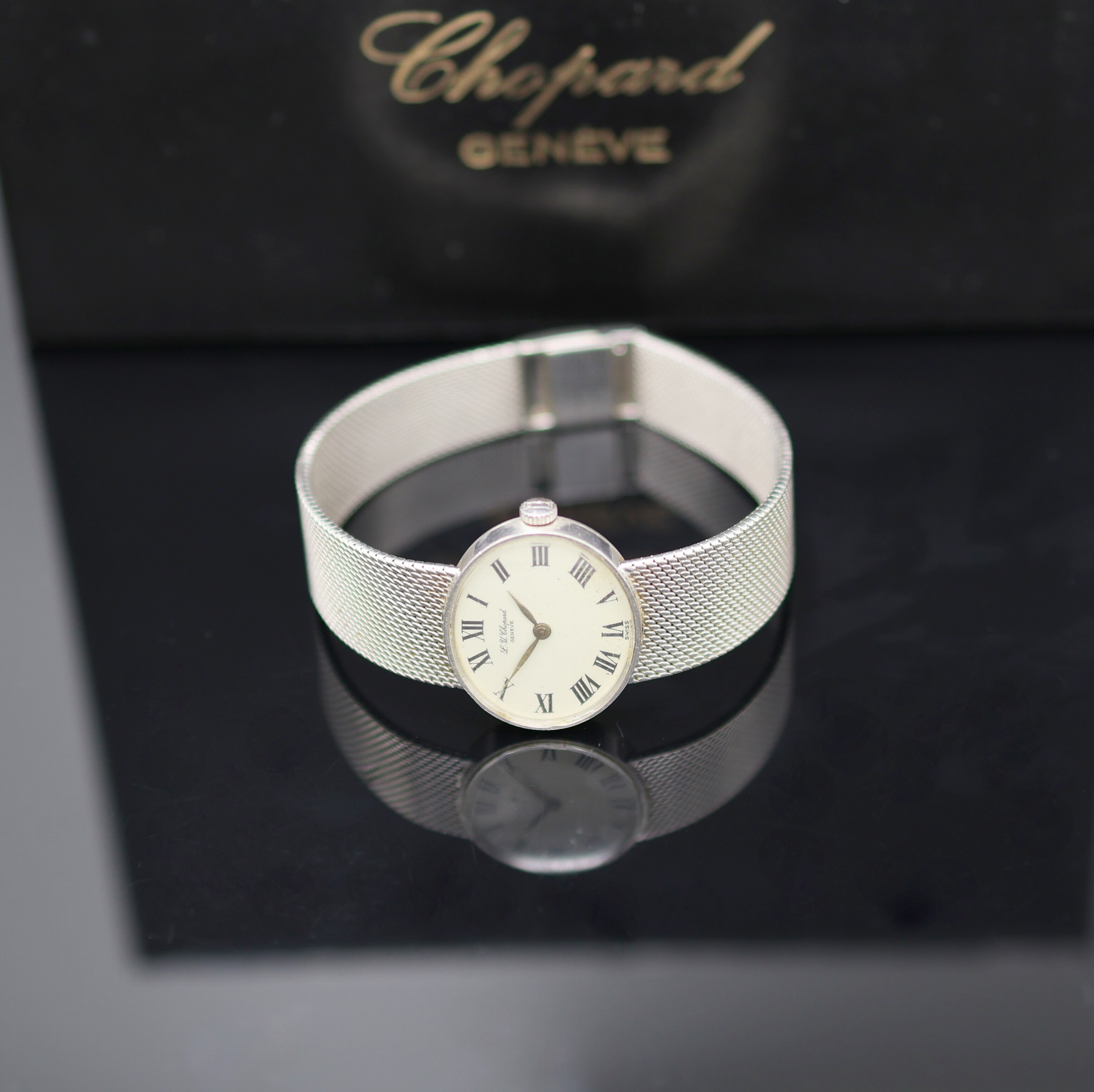 CHOPARD Damenarmbanduhr in WG 750/000, Schweiz um 1970, Handaufzug, Boden aufgedr., orig Goldband, Glas besch., silb. Zifferbl. fl., röm. Zahlen, ...