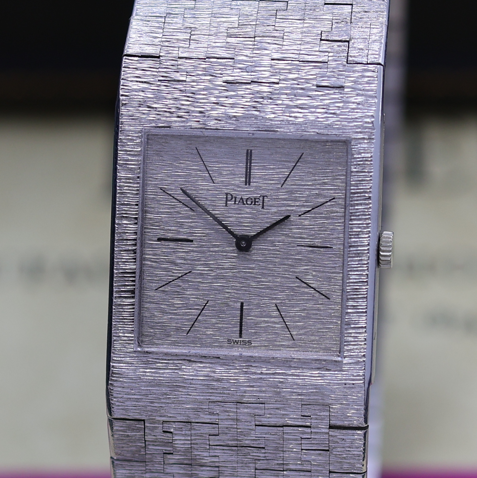 Detail a: PIAGET Armbanduhr in WG 750/000 Referenz 9133A6 mit Box und Papieren, Schweiz verk. lt. beil. Garantieschein 12/1966, Handaufzug, orig. Goldband, ...