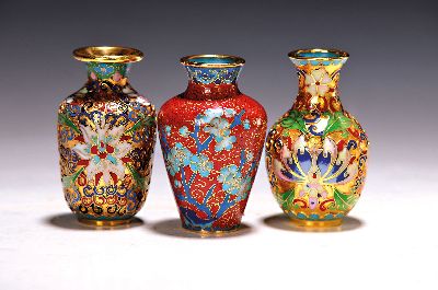 Image 3 Cloisonne-Väschen, China, 20.Jh., vergoldete Stege, polychromer Glasschmelz, ...