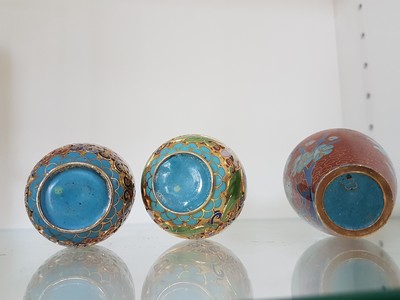 26980855d - 3 Cloisonne-Väschen, China, 20.Jh., vergoldete Stege, polychromer Glasschmelz, ...