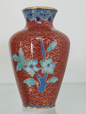 26980855f - 3 Cloisonne-Väschen, China, 20.Jh., vergoldete Stege, polychromer Glasschmelz, ...